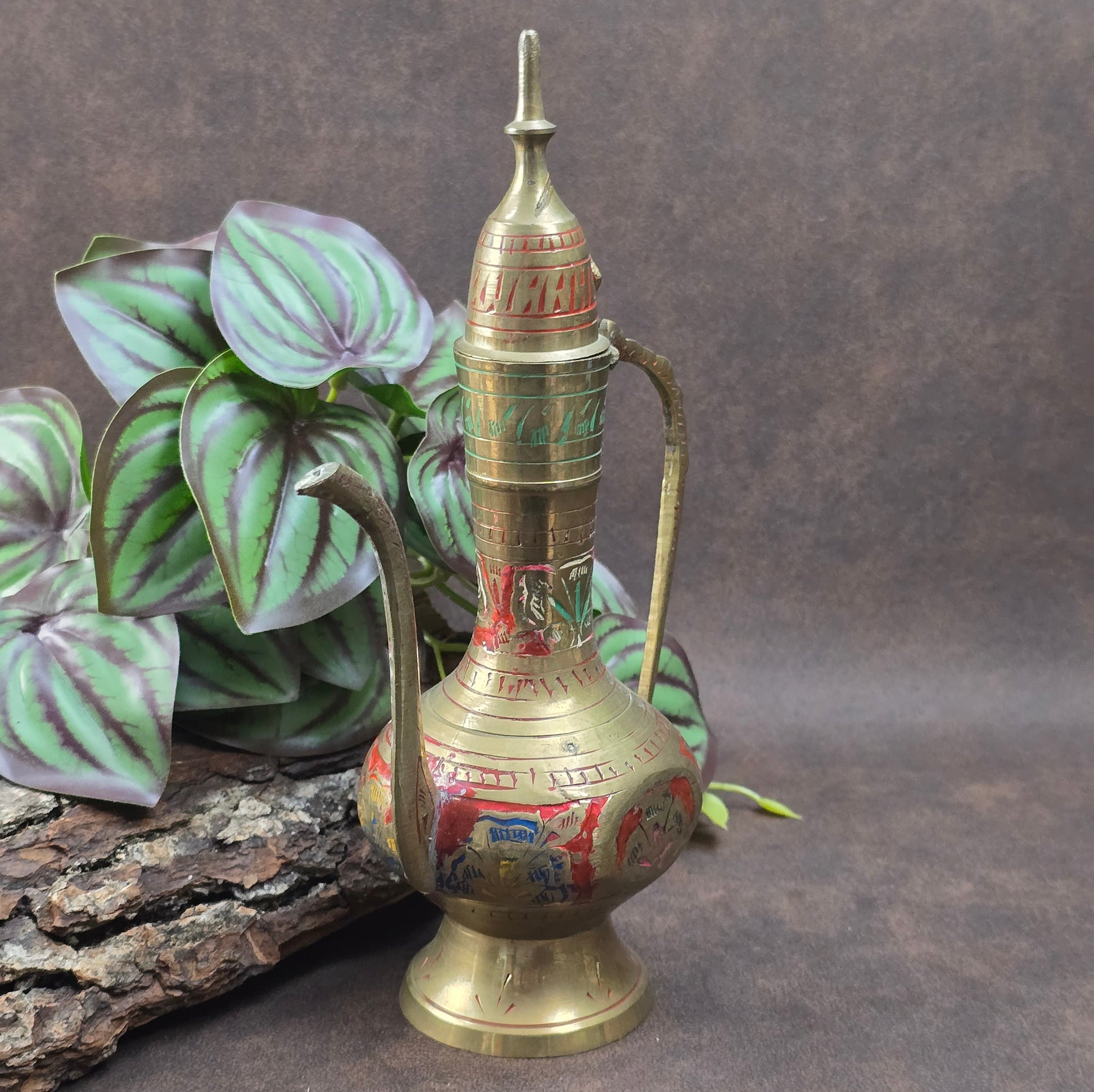 Schönes handgraviertes Kännchen aus Messing aus Indien mit Emailverzierung – perfekt für Sammler:innen, Orient-Fans und Orientliebhaber:innen. Ca. 22 cm hoch.