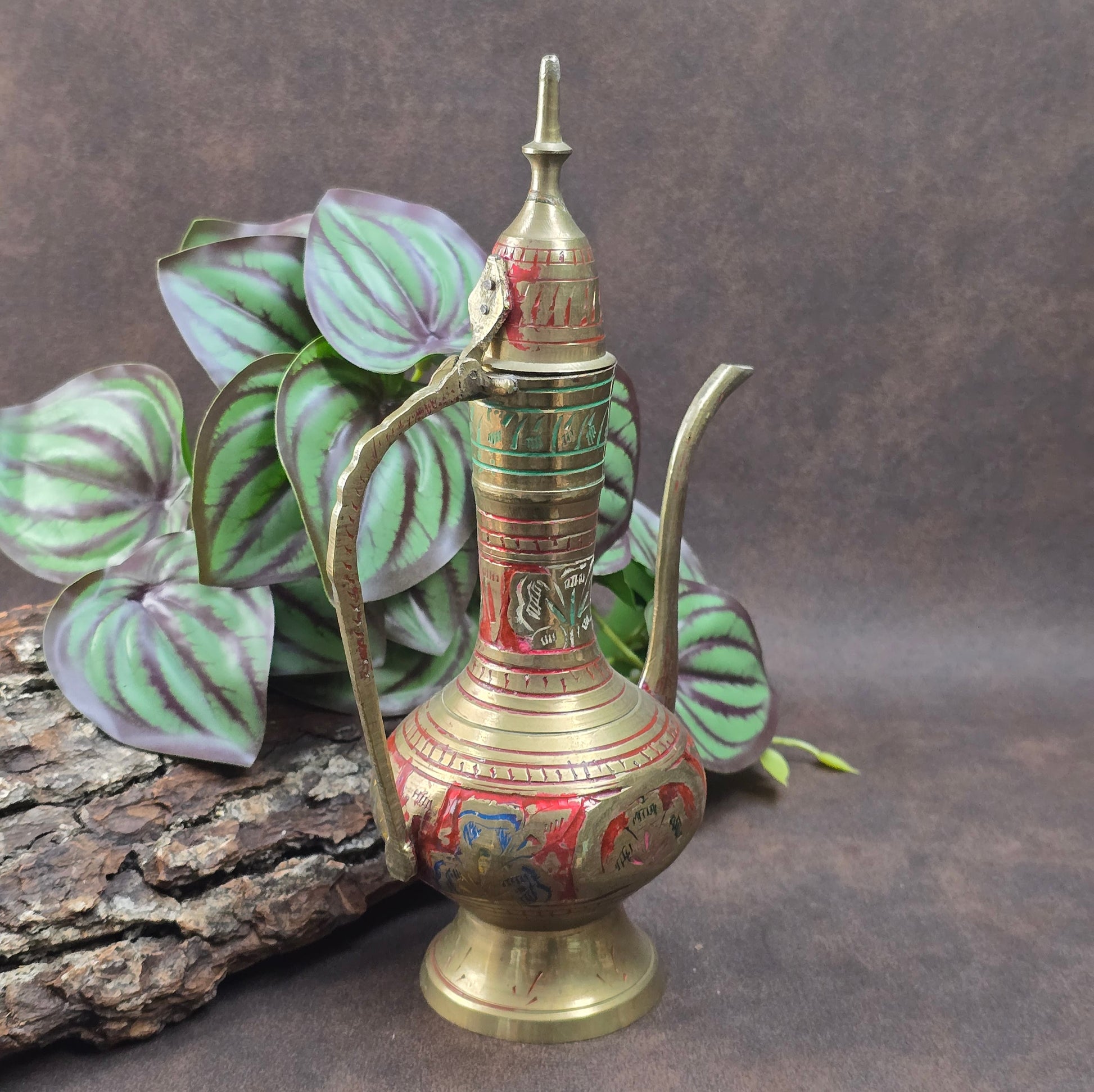 Schönes handgraviertes Kännchen aus Messing aus Indien mit Emailverzierung – perfekt für Sammler:innen, Orient-Fans und Orientliebhaber:innen. Ca. 22 cm hoch.