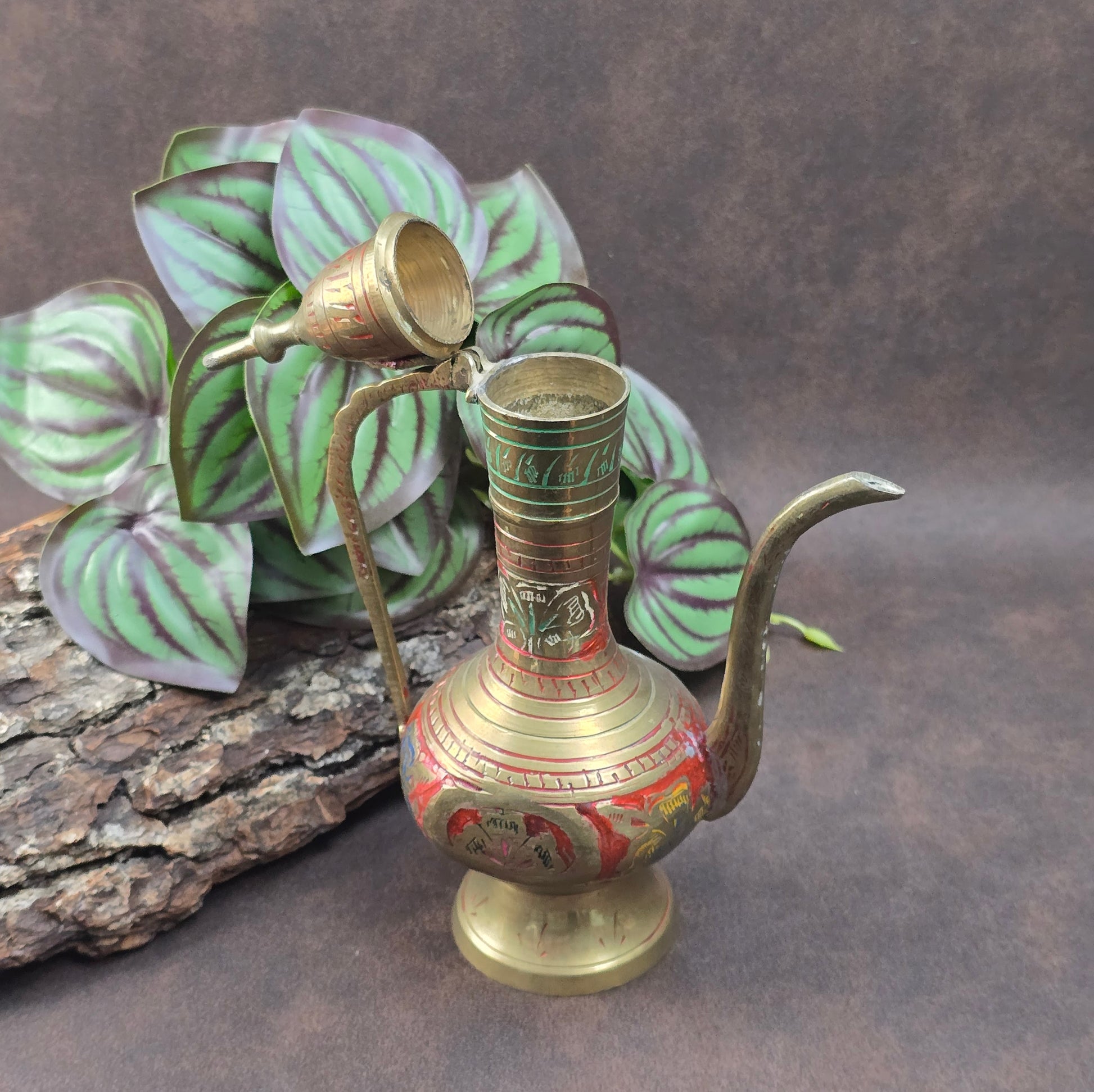 Schönes handgraviertes Kännchen aus Messing aus Indien mit Emailverzierung – perfekt für Sammler:innen, Orient-Fans und Orientliebhaber:innen. Ca. 22 cm hoch.