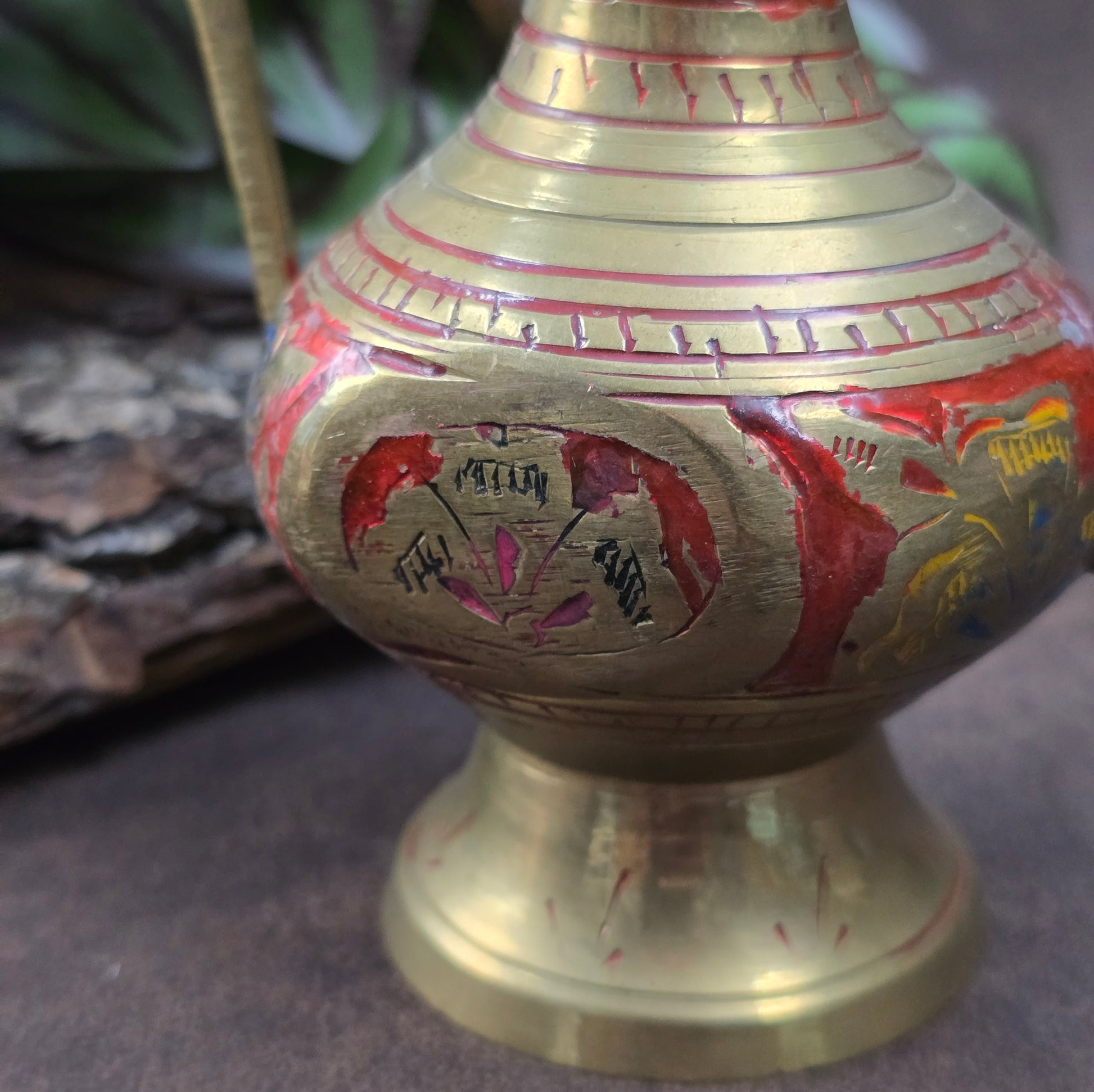 Schönes handgraviertes Kännchen aus Messing aus Indien mit Emailverzierung – perfekt für Sammler:innen, Orient-Fans und Orientliebhaber:innen. Ca. 22 cm hoch.