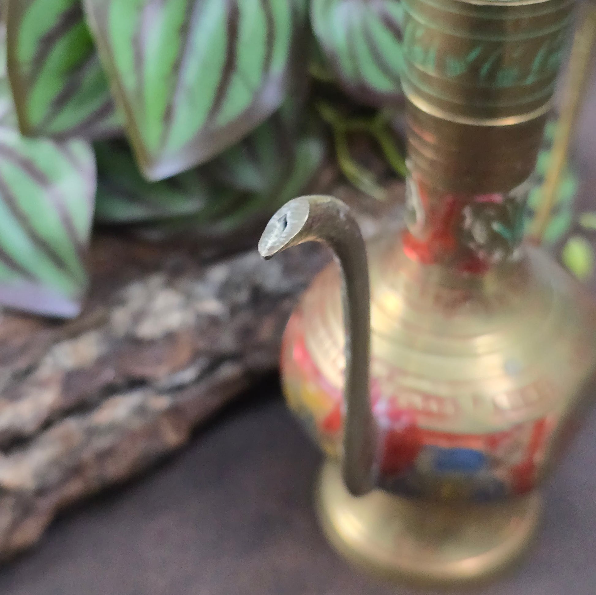 Schönes handgraviertes Kännchen aus Messing aus Indien mit Emailverzierung – perfekt für Sammler:innen, Orient-Fans und Orientliebhaber:innen. Ca. 22 cm hoch.