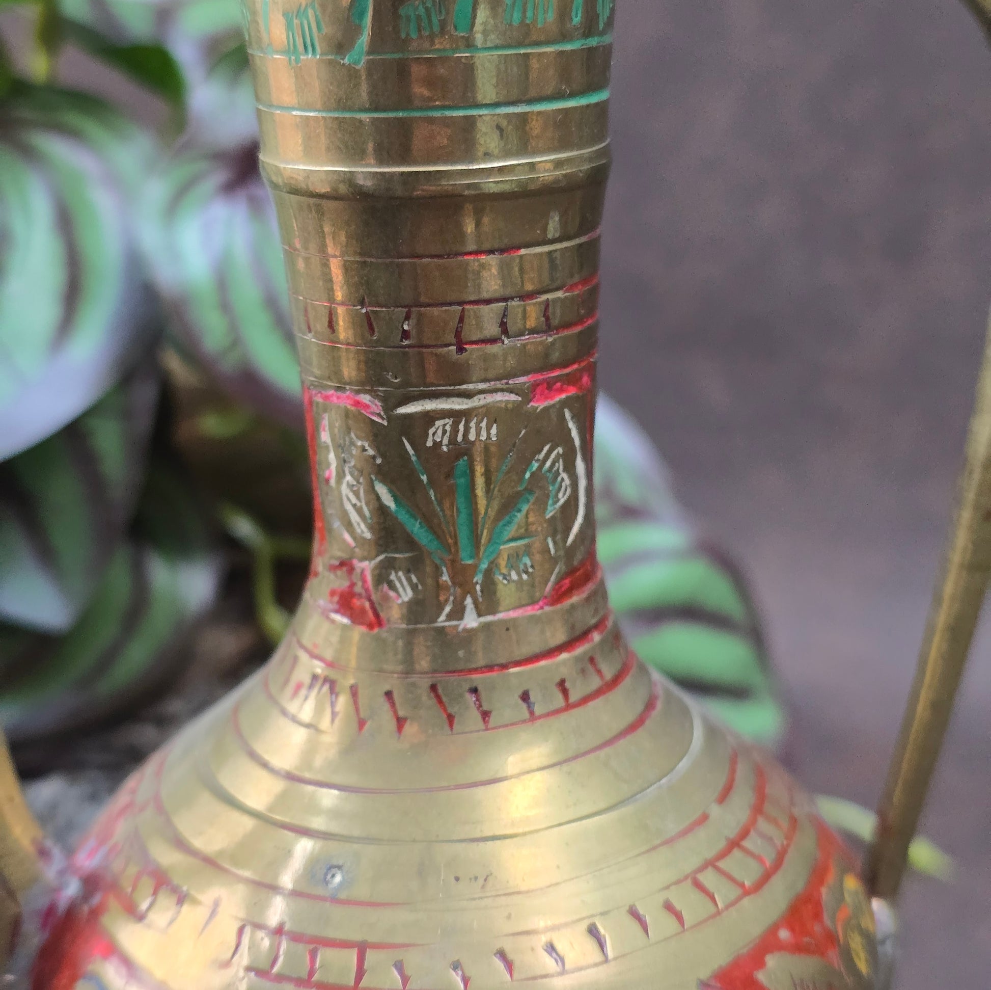 Schönes handgraviertes Kännchen aus Messing aus Indien mit Emailverzierung – perfekt für Sammler:innen, Orient-Fans und Orientliebhaber:innen. Ca. 22 cm hoch.