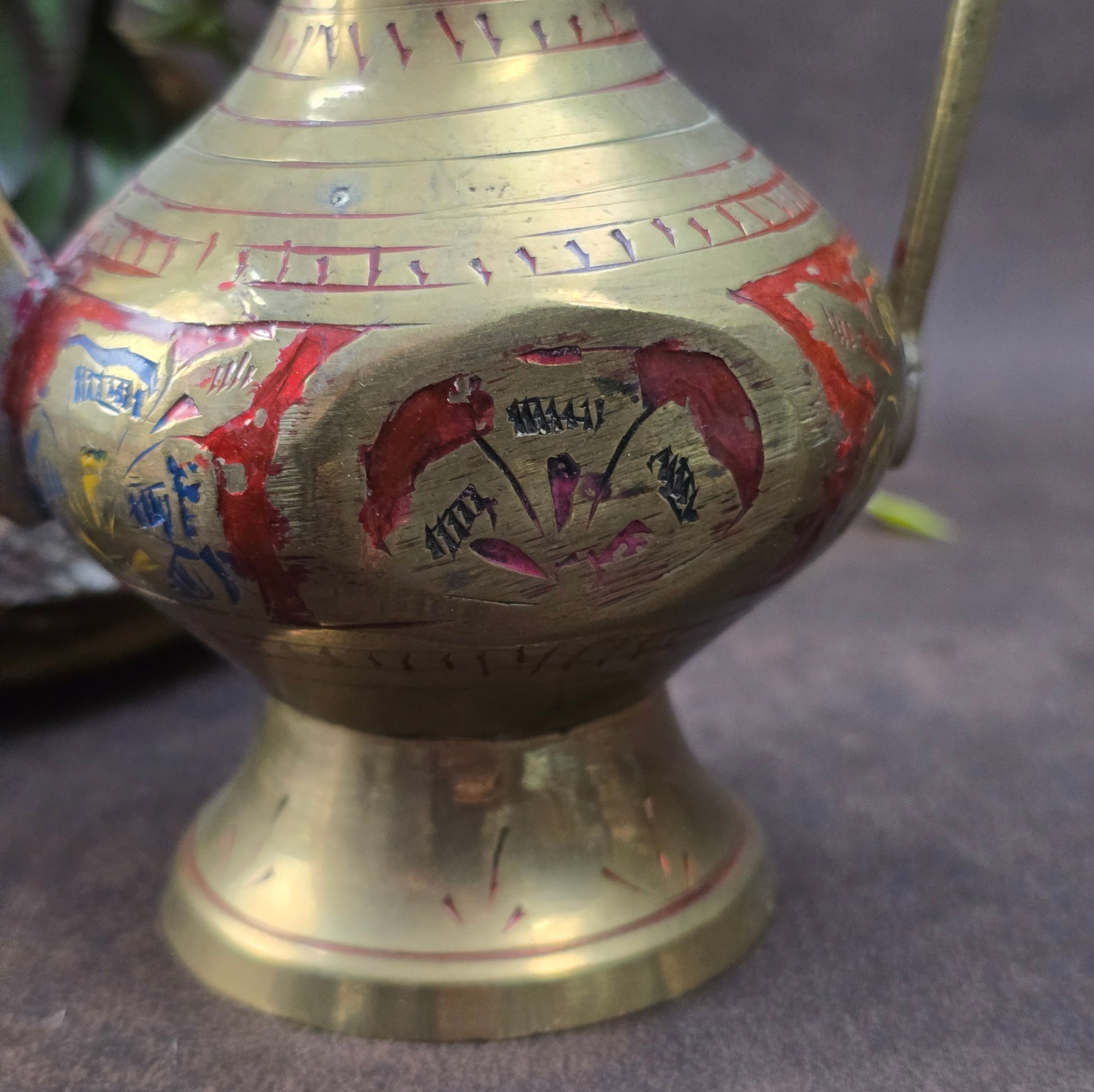 Schönes handgraviertes Kännchen aus Messing aus Indien mit Emailverzierung – perfekt für Sammler:innen, Orient-Fans und Orientliebhaber:innen. Ca. 22 cm hoch.