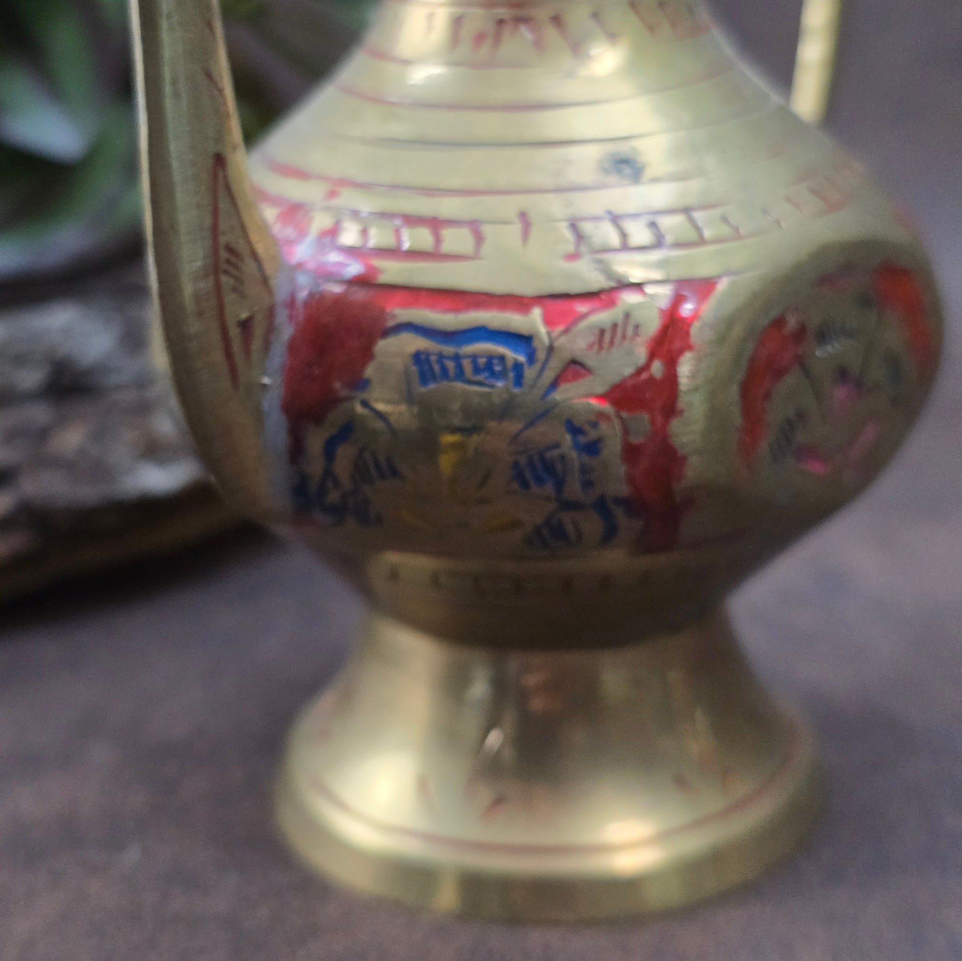 Schönes handgraviertes Kännchen aus Messing aus Indien mit Emailverzierung – perfekt für Sammler:innen, Orient-Fans und Orientliebhaber:innen. Ca. 22 cm hoch.