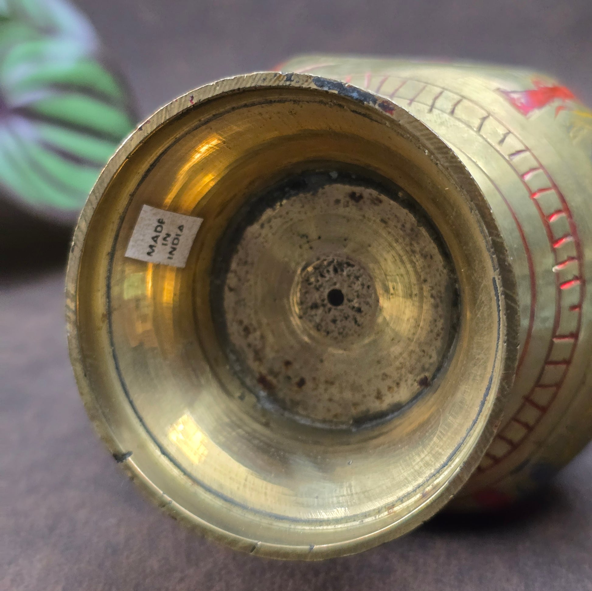 Schönes handgraviertes Kännchen aus Messing aus Indien mit Emailverzierung – perfekt für Sammler:innen, Orient-Fans und Orientliebhaber:innen. Ca. 22 cm hoch.