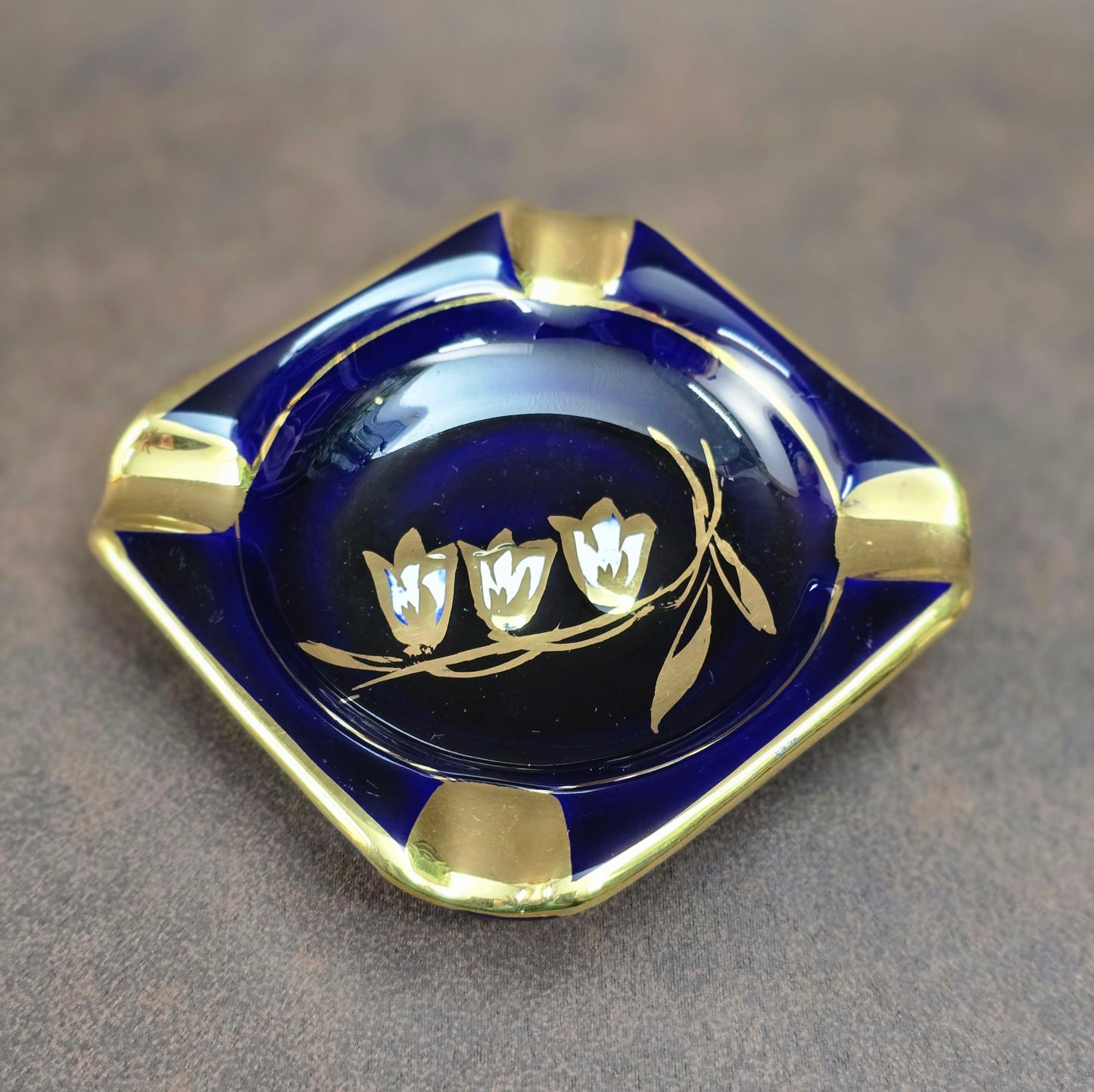 Edler Vintage Porzellan Aschenbecher aus den 1960er Jahren. Echt Kobalt, 20K Gold, Maiglöckchen-Dekor. Sehr wahrscheinlich von B & H Halbach veredelt. Jetzt entdecken!
