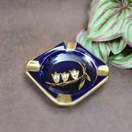 Edler Vintage Porzellan Aschenbecher aus den 1960er Jahren. Echt Kobalt, 20K Gold, Maiglöckchen-Dekor. Sehr wahrscheinlich von B & H Halbach veredelt. Jetzt entdecken!