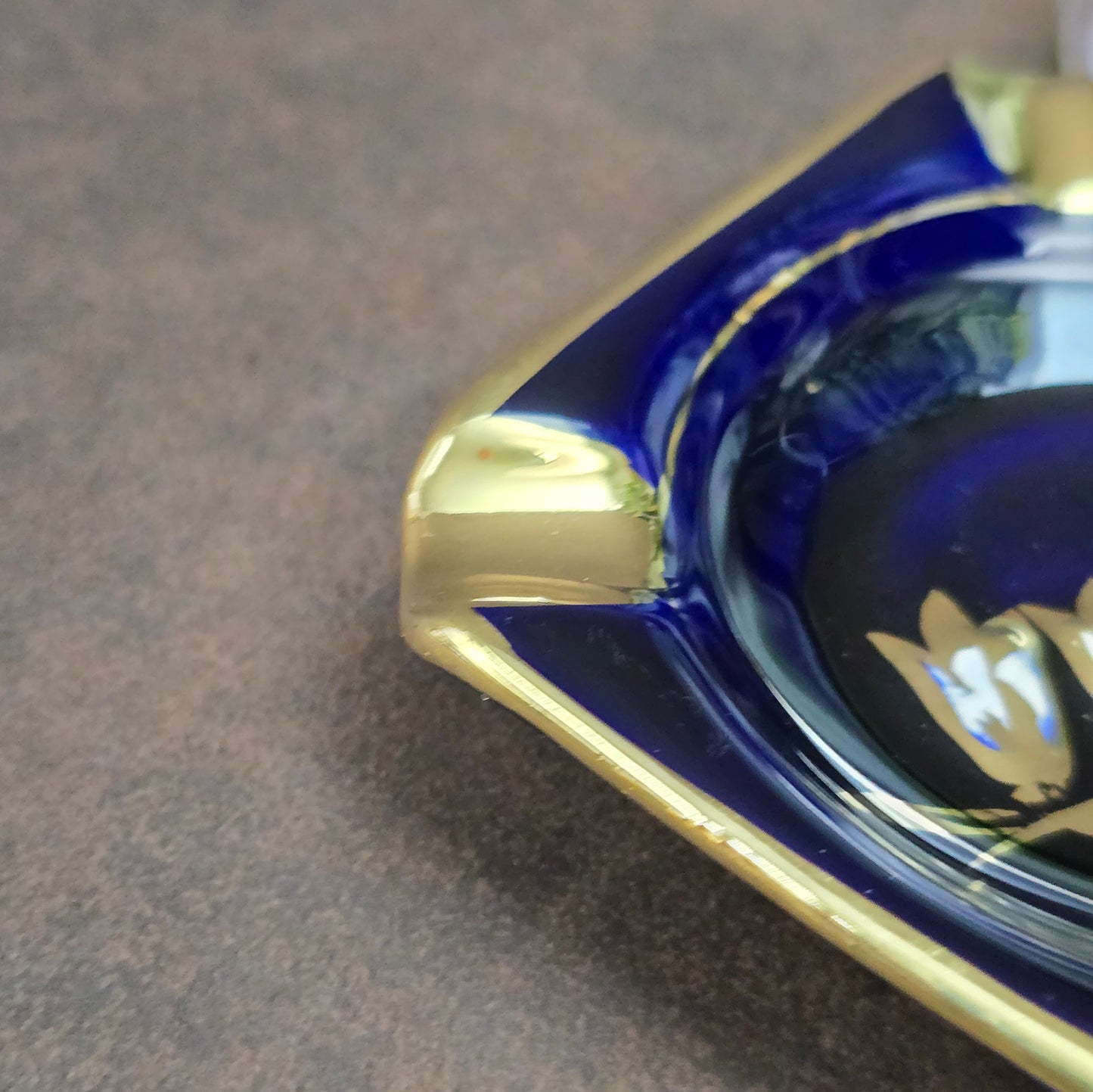 Edler Vintage Porzellan Aschenbecher aus den 1960er Jahren. Echt Kobalt, 20K Gold, Maiglöckchen-Dekor. Sehr wahrscheinlich von B & H Halbach veredelt. Jetzt entdecken!