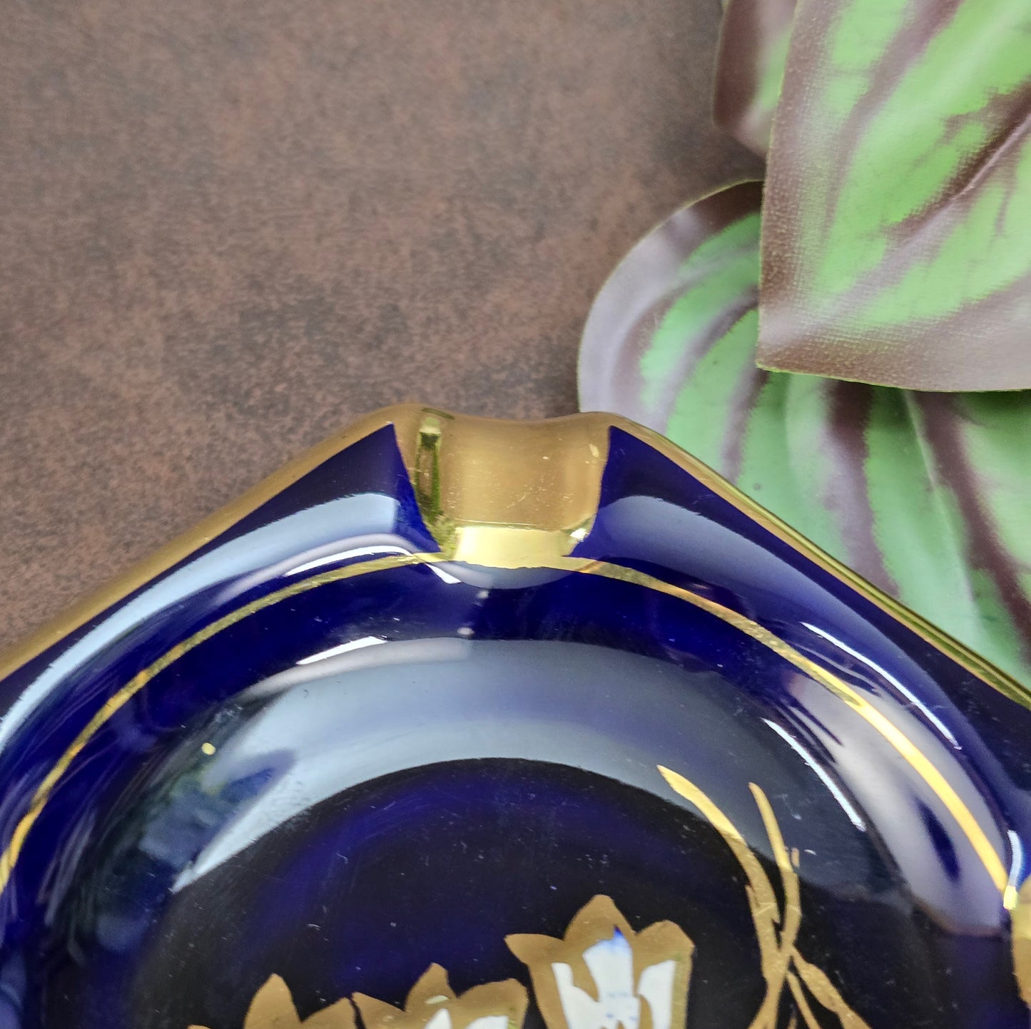 Edler Vintage Porzellan Aschenbecher aus den 1960er Jahren. Echt Kobalt, 20K Gold, Maiglöckchen-Dekor. Sehr wahrscheinlich von B & H Halbach veredelt. Jetzt entdecken!