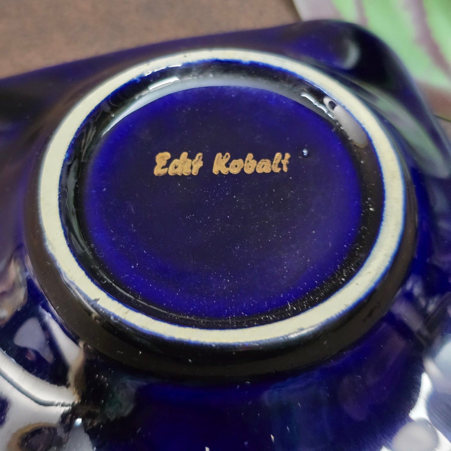 Edler Vintage Porzellan Aschenbecher aus den 1960er Jahren. Echt Kobalt, 20K Gold, Maiglöckchen-Dekor. Sehr wahrscheinlich von B & H Halbach veredelt. Jetzt entdecken!