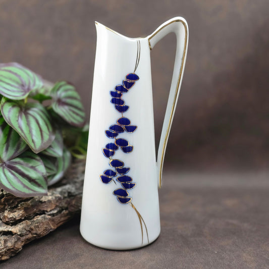Porzellan-Henkelvase aus der DDR mit Kobaltblau und Gold – stilvolle Vintage-Dekoration mit internationalem Designflair.