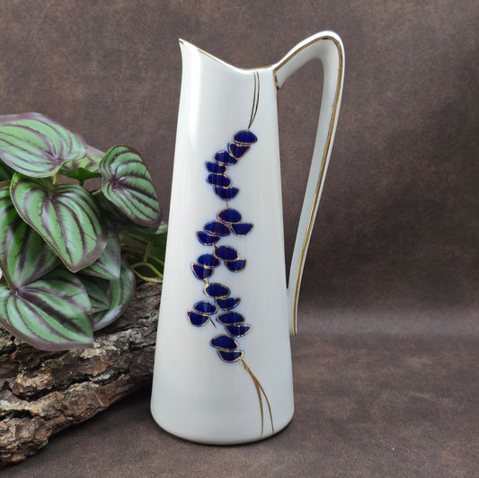 Porzellan-Henkelvase aus der DDR mit Kobaltblau und Gold – stilvolle Vintage-Dekoration mit internationalem Designflair.