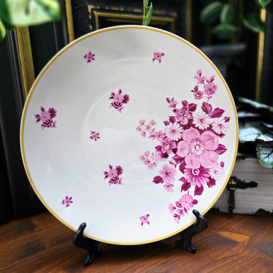 Vintage Kuchenteller Fine China Lichte aus den 1970er Jahren. Ø 27 cm, Porzellan mit purpurfarbenem Blumendekor und gelbem Rand. Sehr guter Zustand.