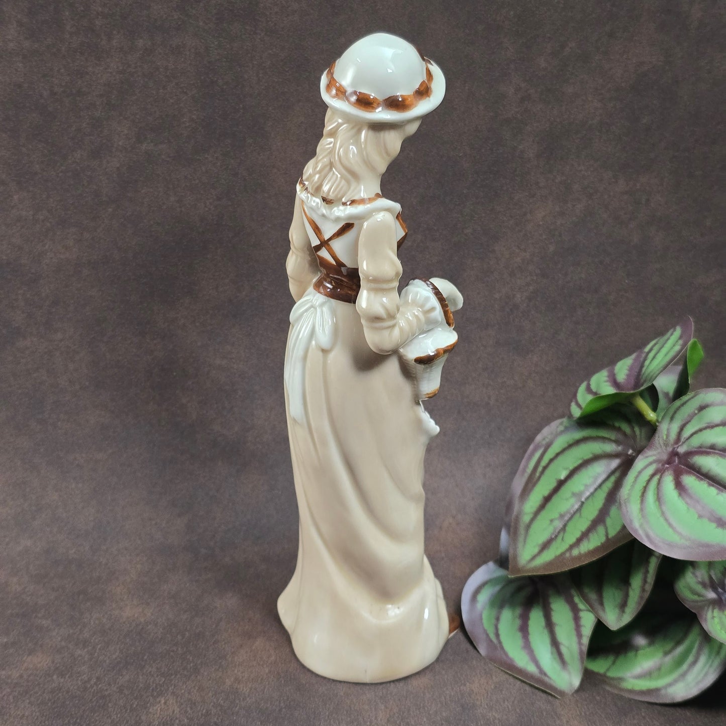 Handbemalte Vintagefigur (22 cm) – elegante Dame mit Hut & Korb – perfekte Porzellan-Deko oder Geschenkidee.