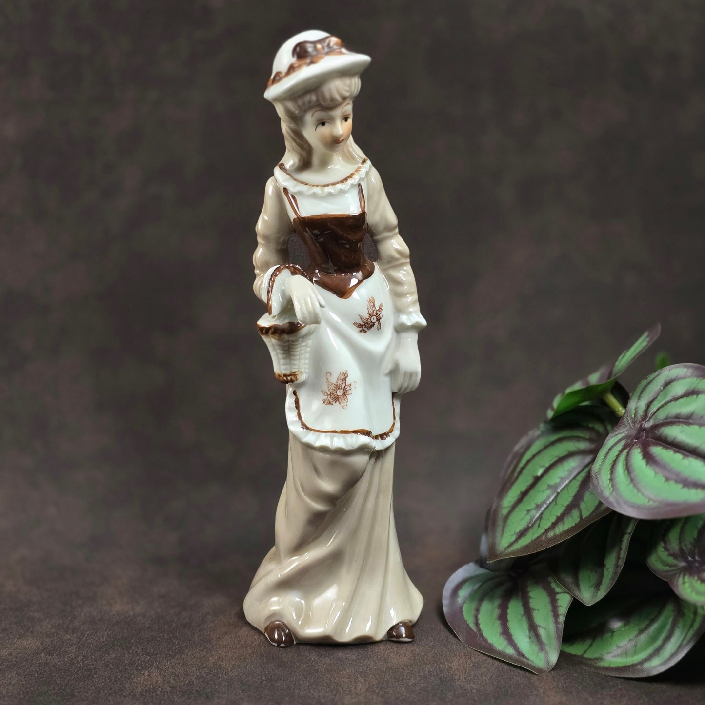 Handbemalte Vintagefigur (22 cm) – elegante Dame mit Hut & Korb – perfekte Porzellan-Deko oder Geschenkidee.