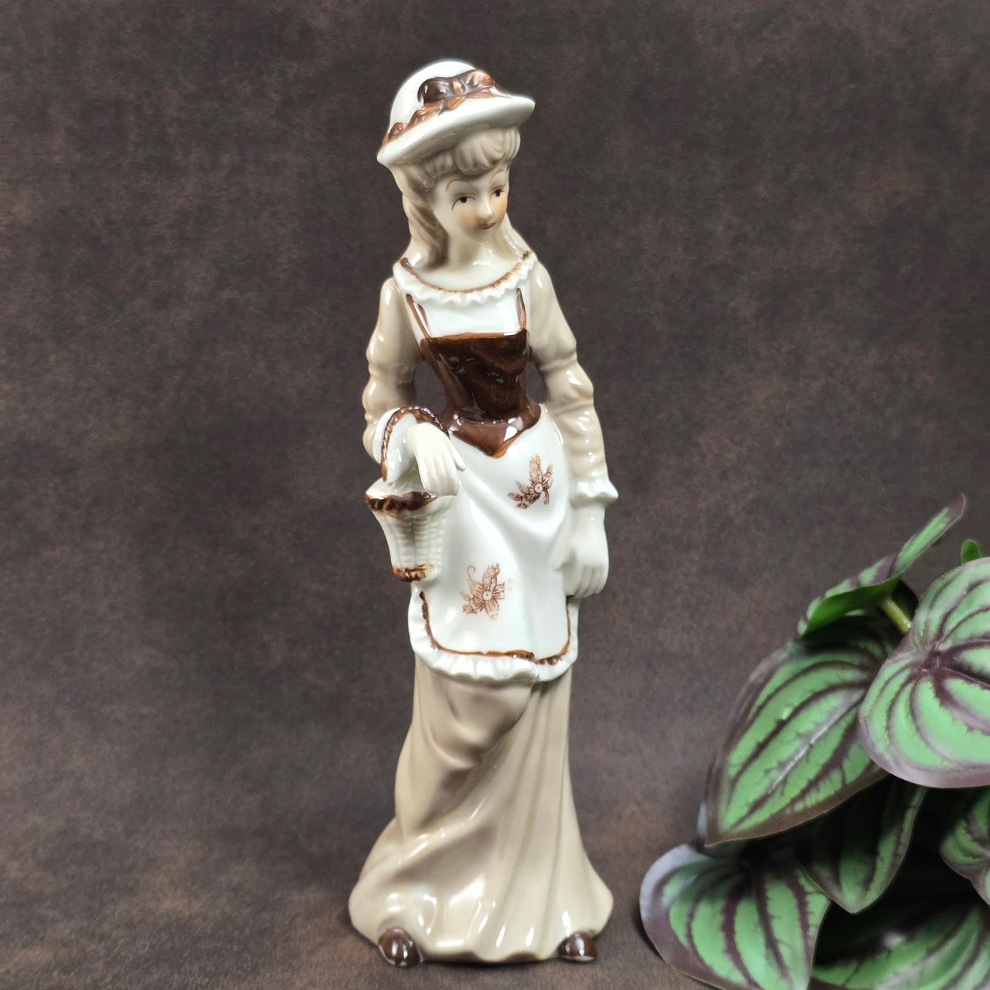 Handbemalte Vintagefigur (22 cm) – elegante Dame mit Hut & Korb – perfekte Porzellan-Deko oder Geschenkidee.