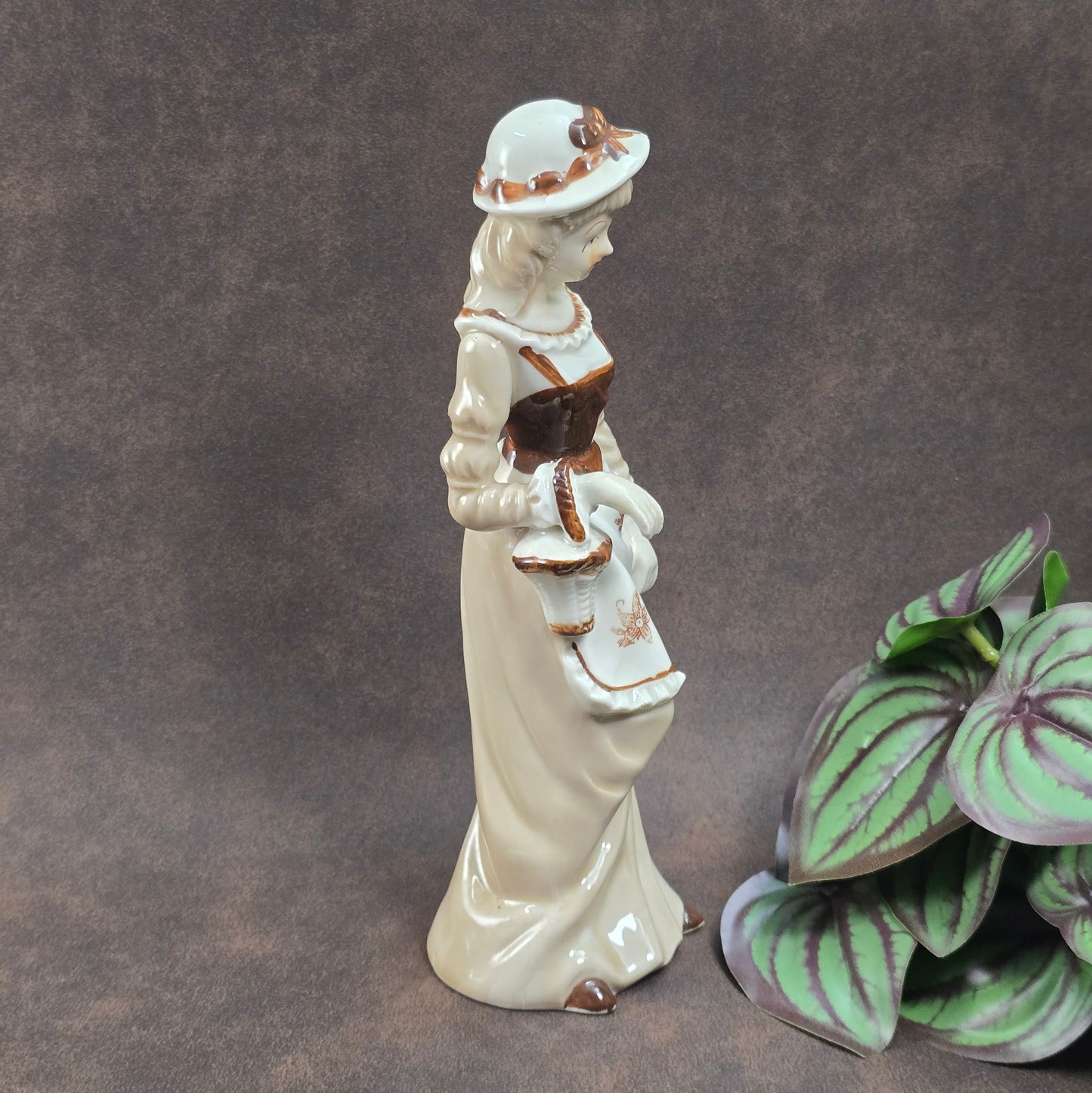 Handbemalte Vintagefigur (22 cm) – elegante Dame mit Hut & Korb – perfekte Porzellan-Deko oder Geschenkidee.