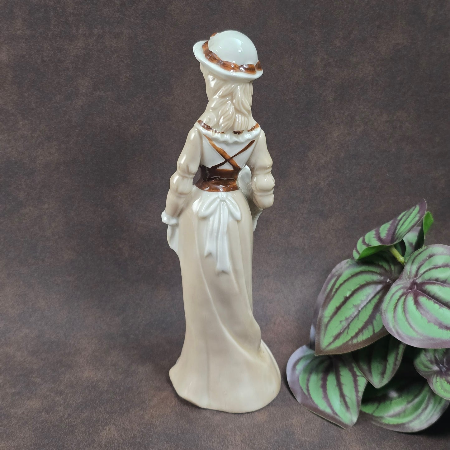 Handbemalte Vintagefigur (22 cm) – elegante Dame mit Hut & Korb – perfekte Porzellan-Deko oder Geschenkidee.