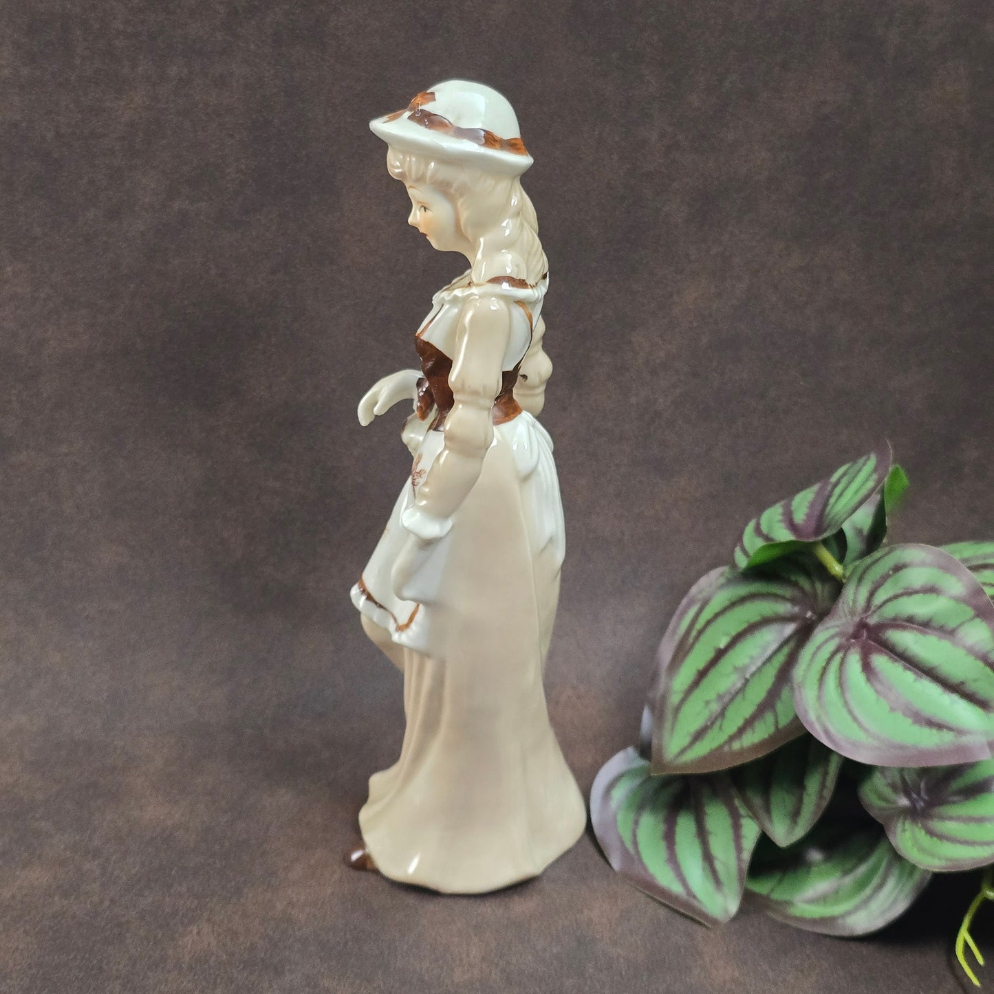 Handbemalte Vintagefigur (22 cm) – elegante Dame mit Hut & Korb – perfekte Porzellan-Deko oder Geschenkidee.