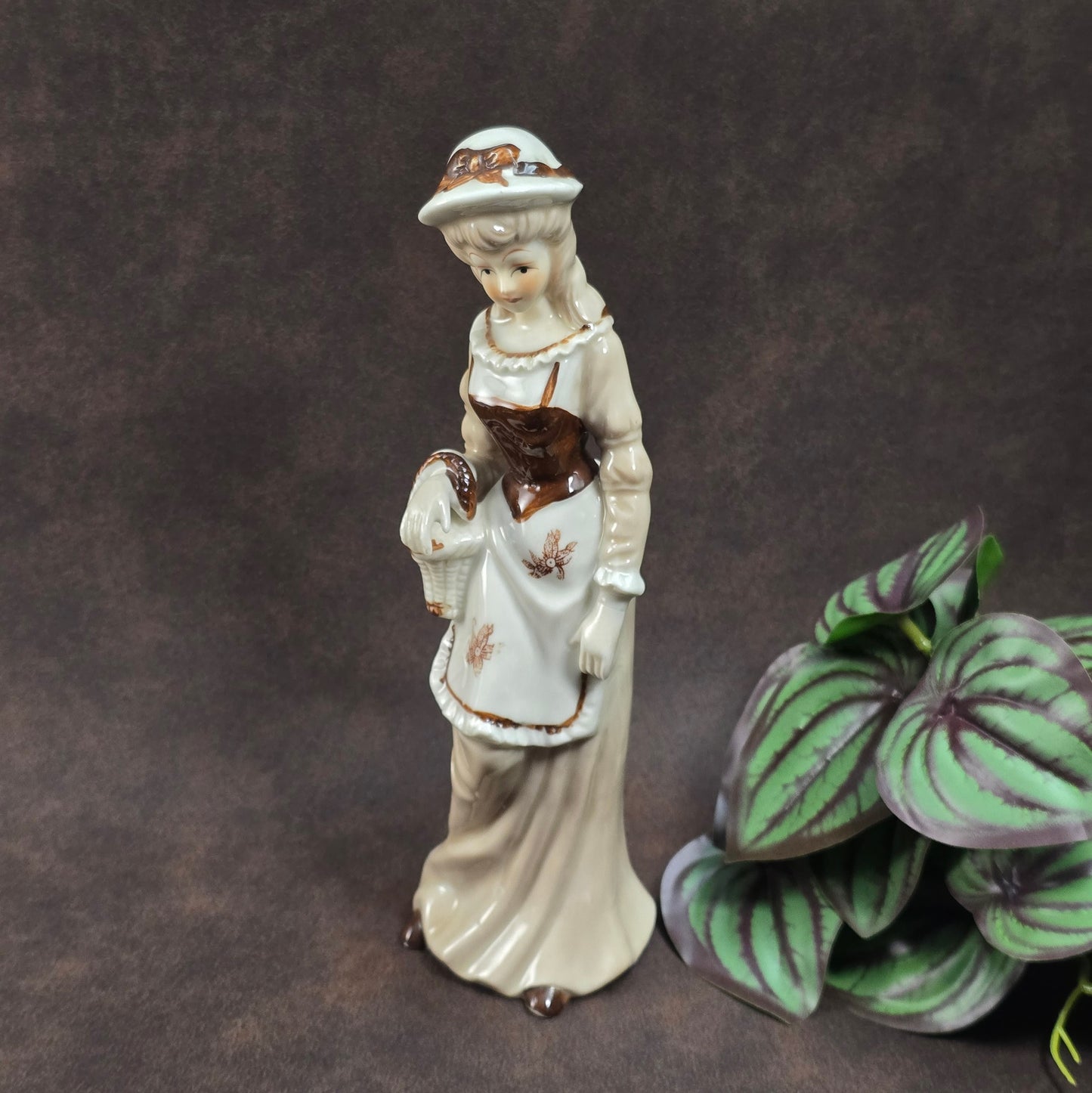 Handbemalte Vintagefigur (22 cm) – elegante Dame mit Hut & Korb – perfekte Porzellan-Deko oder Geschenkidee.