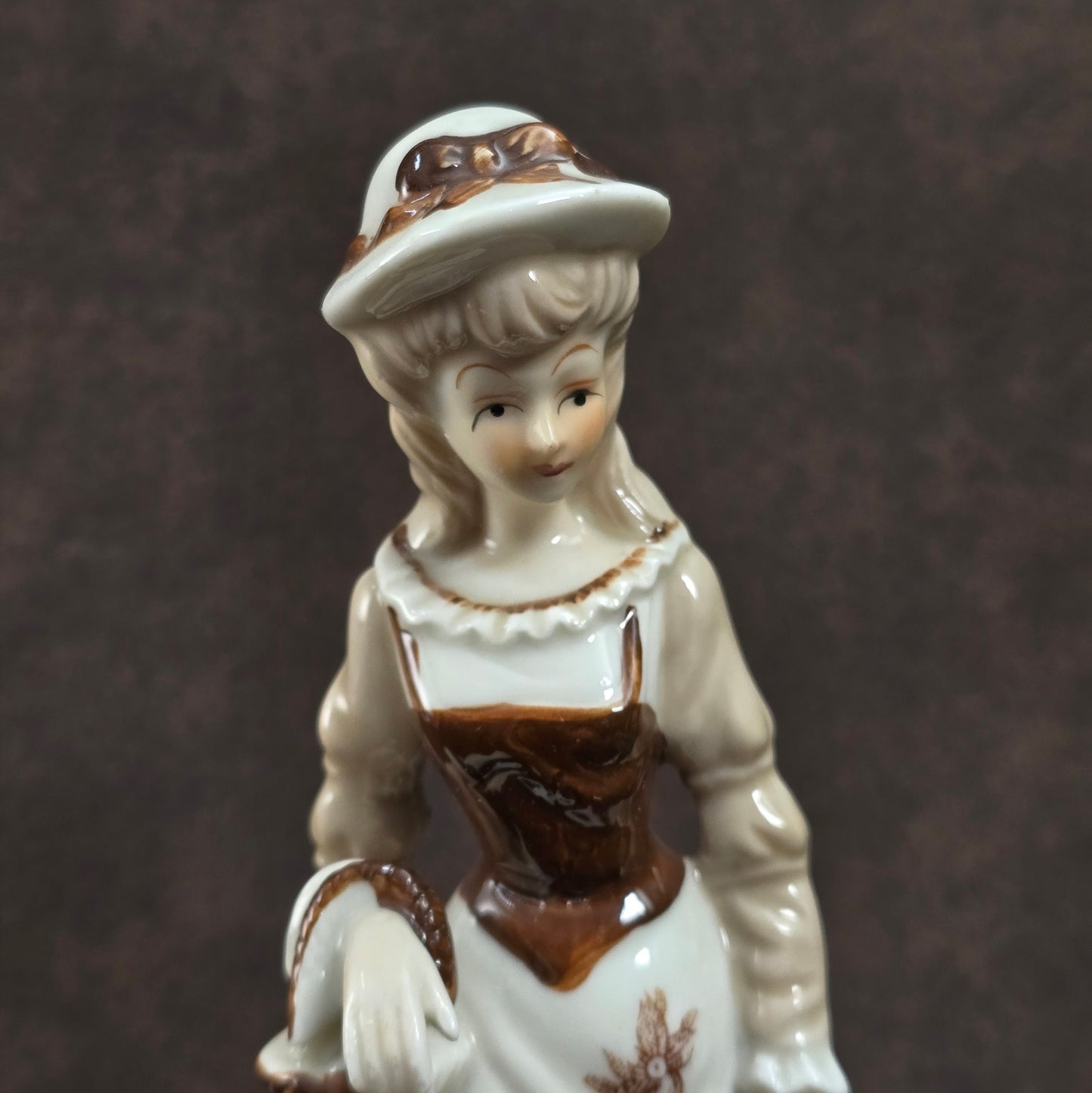 Handbemalte Vintagefigur (22 cm) – elegante Dame mit Hut & Korb – perfekte Porzellan-Deko oder Geschenkidee.