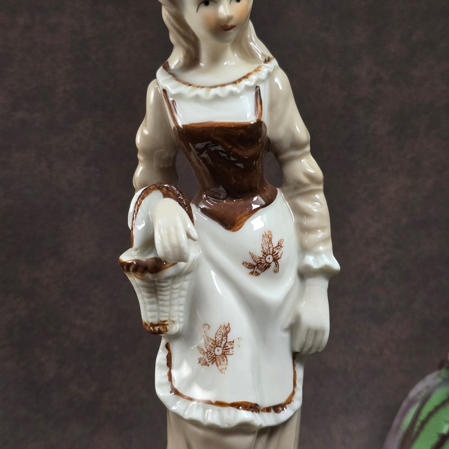 Handbemalte Vintagefigur (22 cm) – elegante Dame mit Hut & Korb – perfekte Porzellan-Deko oder Geschenkidee.