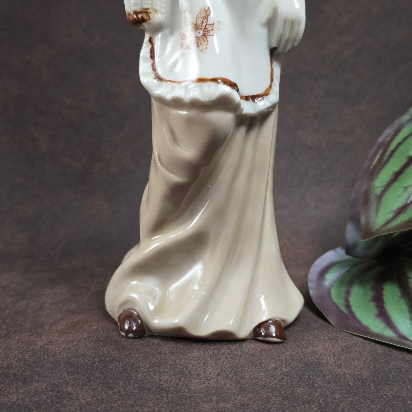 Handbemalte Vintagefigur (22 cm) – elegante Dame mit Hut & Korb – perfekte Porzellan-Deko oder Geschenkidee.