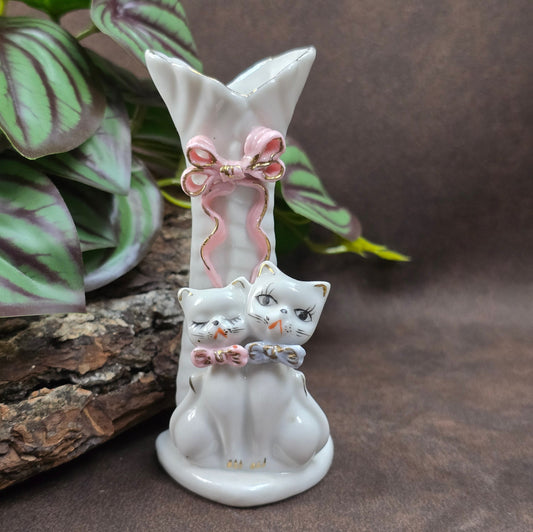 Kleine Kawaii-Porzellanvase mit zwei Kätzchen aus Japan (ca. 1950er/60er). Zart handbemalt, romantisch und perfekt für jede Vintage-Wohnung oder Sammlung.