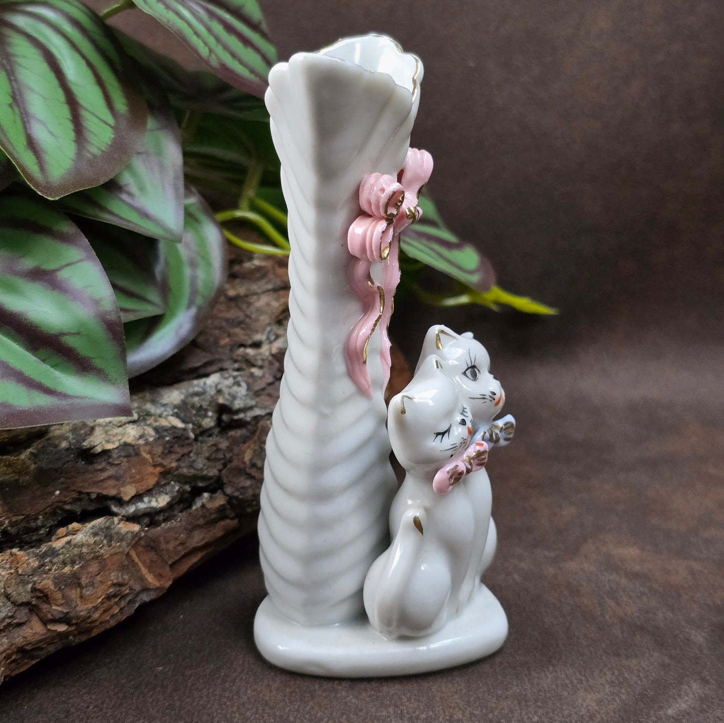 Kleine Kawaii-Porzellanvase mit zwei Kätzchen aus Japan (ca. 1950er/60er). Zart handbemalt, romantisch und perfekt für jede Vintage-Wohnung oder Sammlung.
