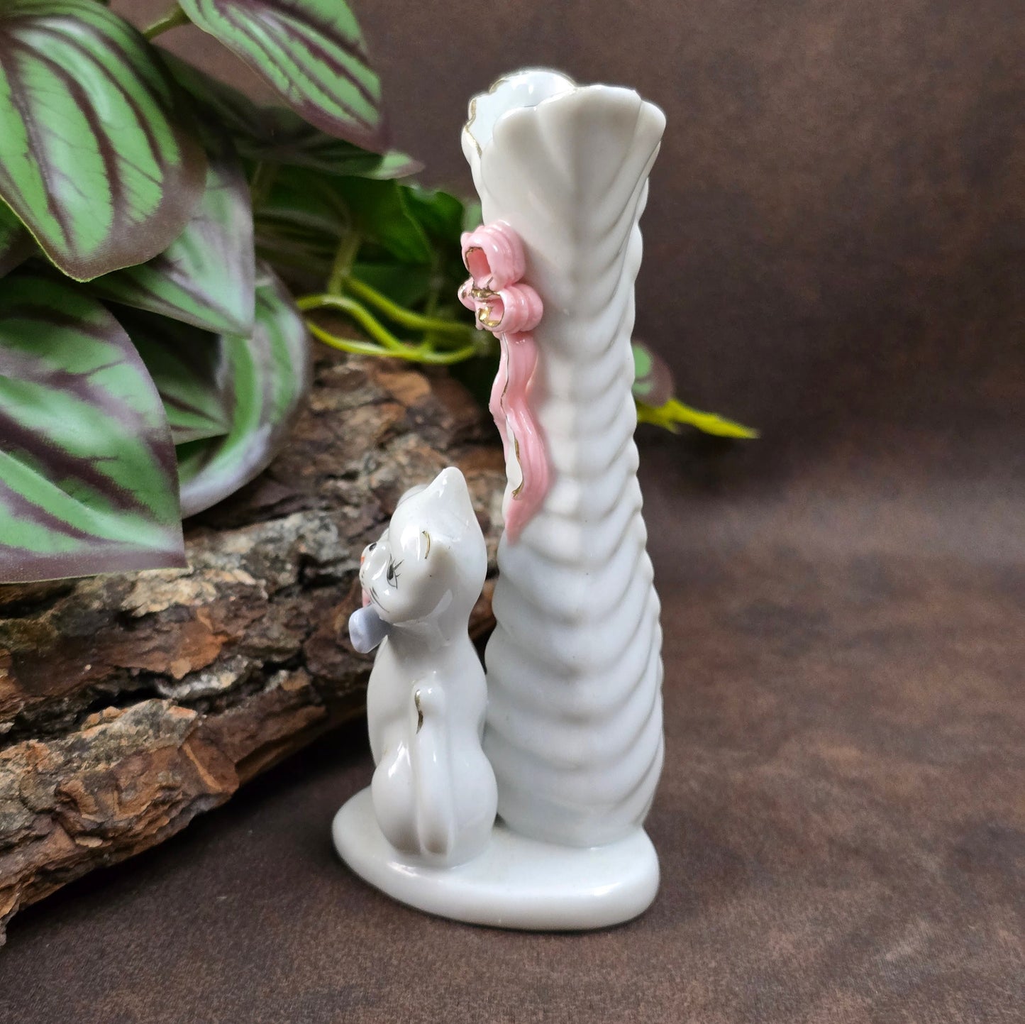 Kleine Kawaii-Porzellanvase mit zwei Kätzchen aus Japan (ca. 1950er/60er). Zart handbemalt, romantisch und perfekt für jede Vintage-Wohnung oder Sammlung.