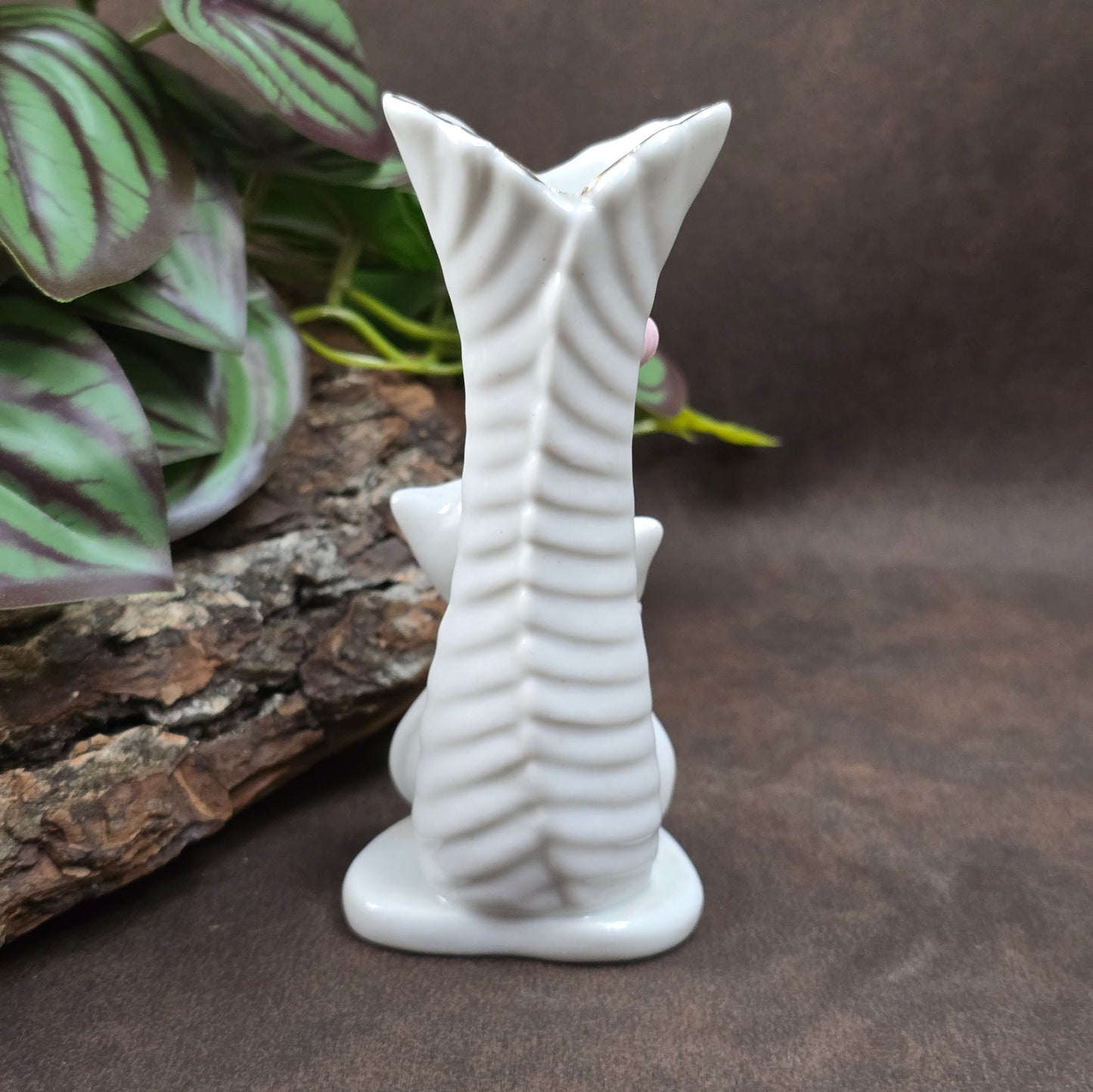 Kleine Kawaii-Porzellanvase mit zwei Kätzchen aus Japan (ca. 1950er/60er). Zart handbemalt, romantisch und perfekt für jede Vintage-Wohnung oder Sammlung.