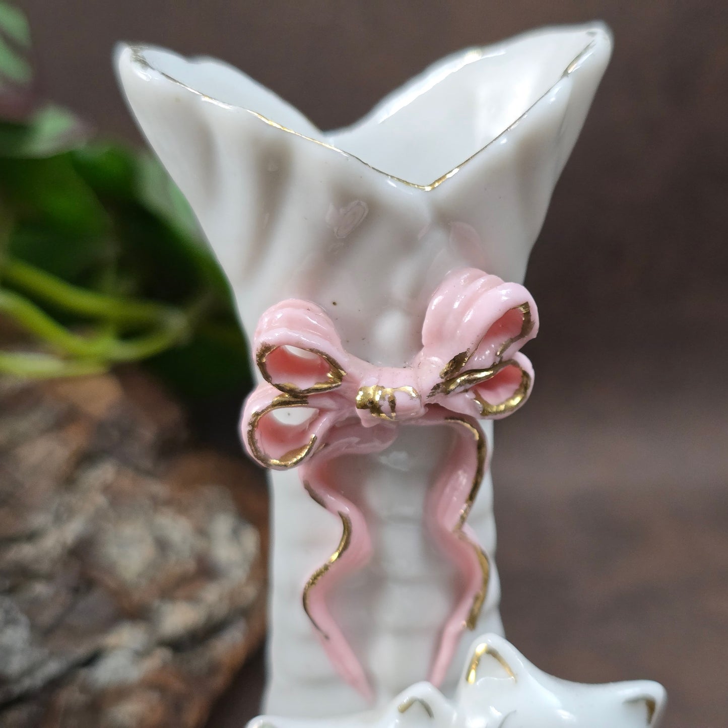 Kleine Kawaii-Porzellanvase mit zwei Kätzchen aus Japan (ca. 1950er/60er). Zart handbemalt, romantisch und perfekt für jede Vintage-Wohnung oder Sammlung.
