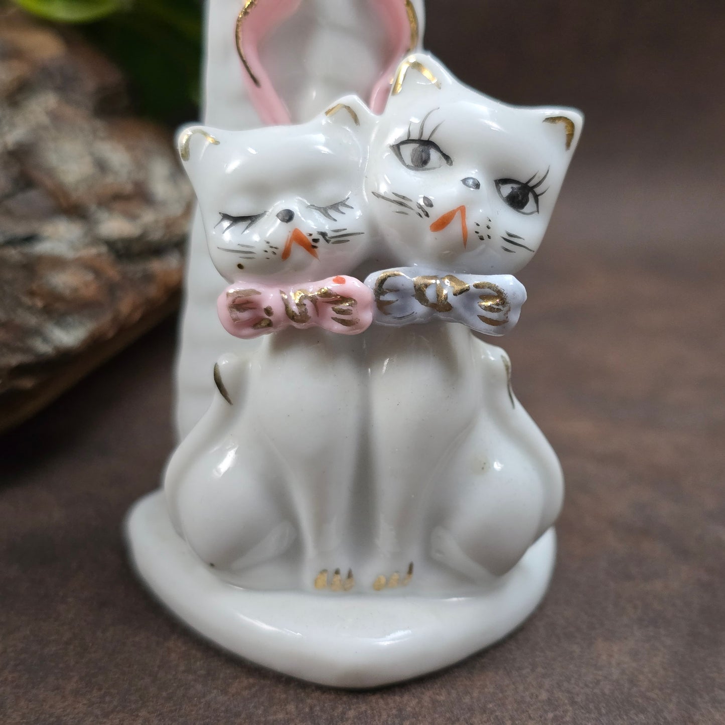 Kleine Kawaii-Porzellanvase mit zwei Kätzchen aus Japan (ca. 1950er/60er). Zart handbemalt, romantisch und perfekt für jede Vintage-Wohnung oder Sammlung.