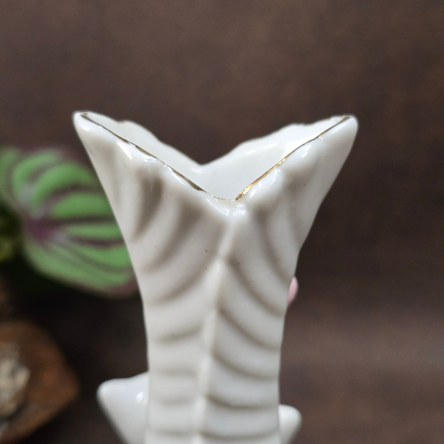 Kleine Kawaii-Porzellanvase mit zwei Kätzchen aus Japan (ca. 1950er/60er). Zart handbemalt, romantisch und perfekt für jede Vintage-Wohnung oder Sammlung.