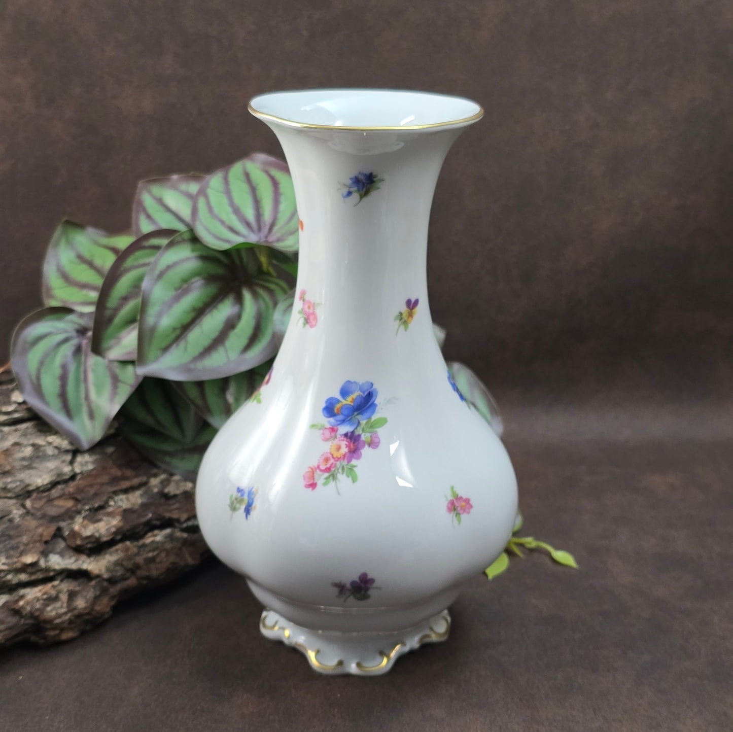 Lindner Porzellanvase mit Streublümchen aus W. Germany (ca. 1965–1975). Handarbeit, Vintagezustand – ideal für deine Blumen oder als Sammlerstück.