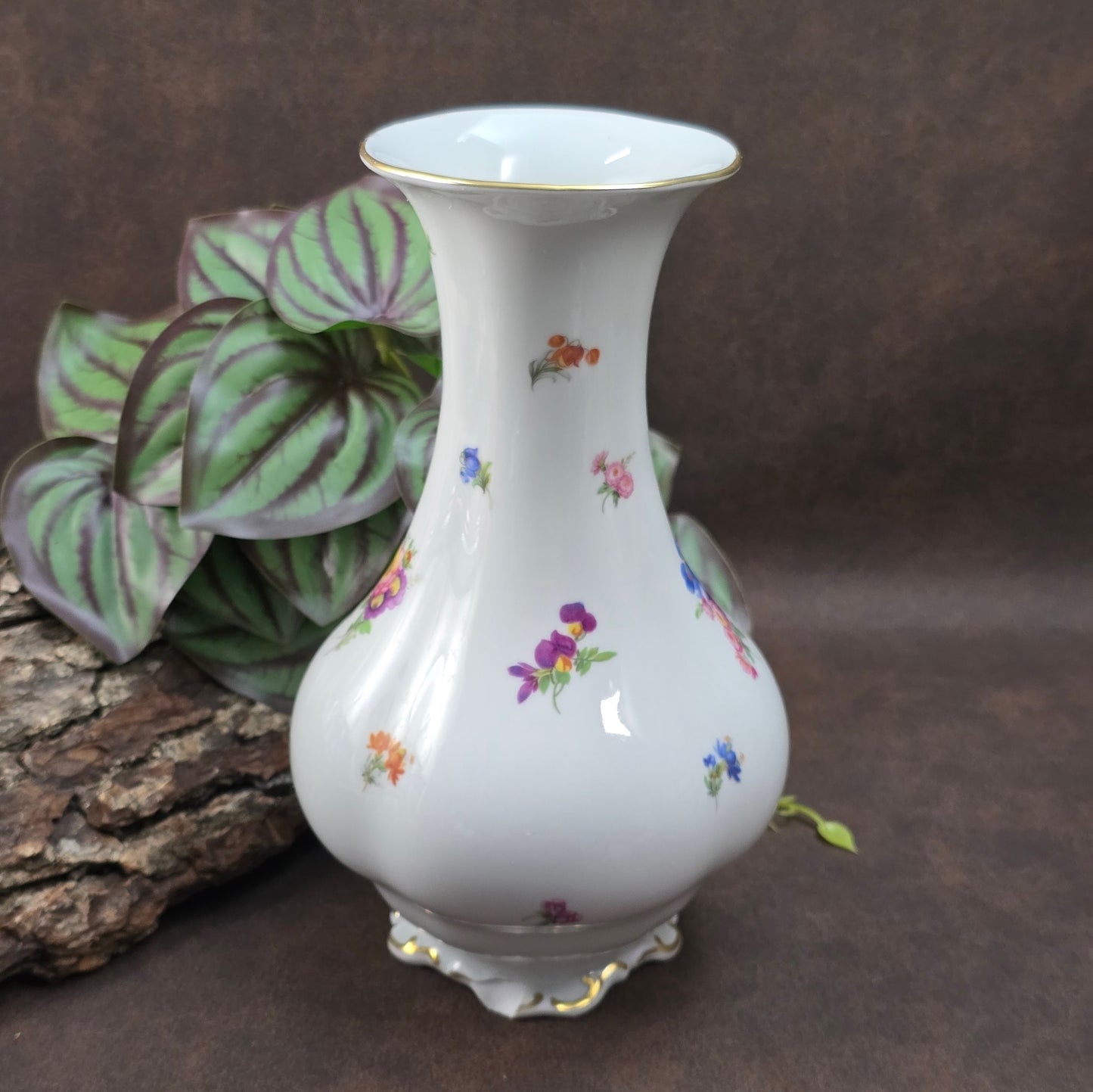 Lindner Porzellanvase mit Streublümchen aus W. Germany (ca. 1965–1975). Handarbeit, Vintagezustand – ideal für deine Blumen oder als Sammlerstück.