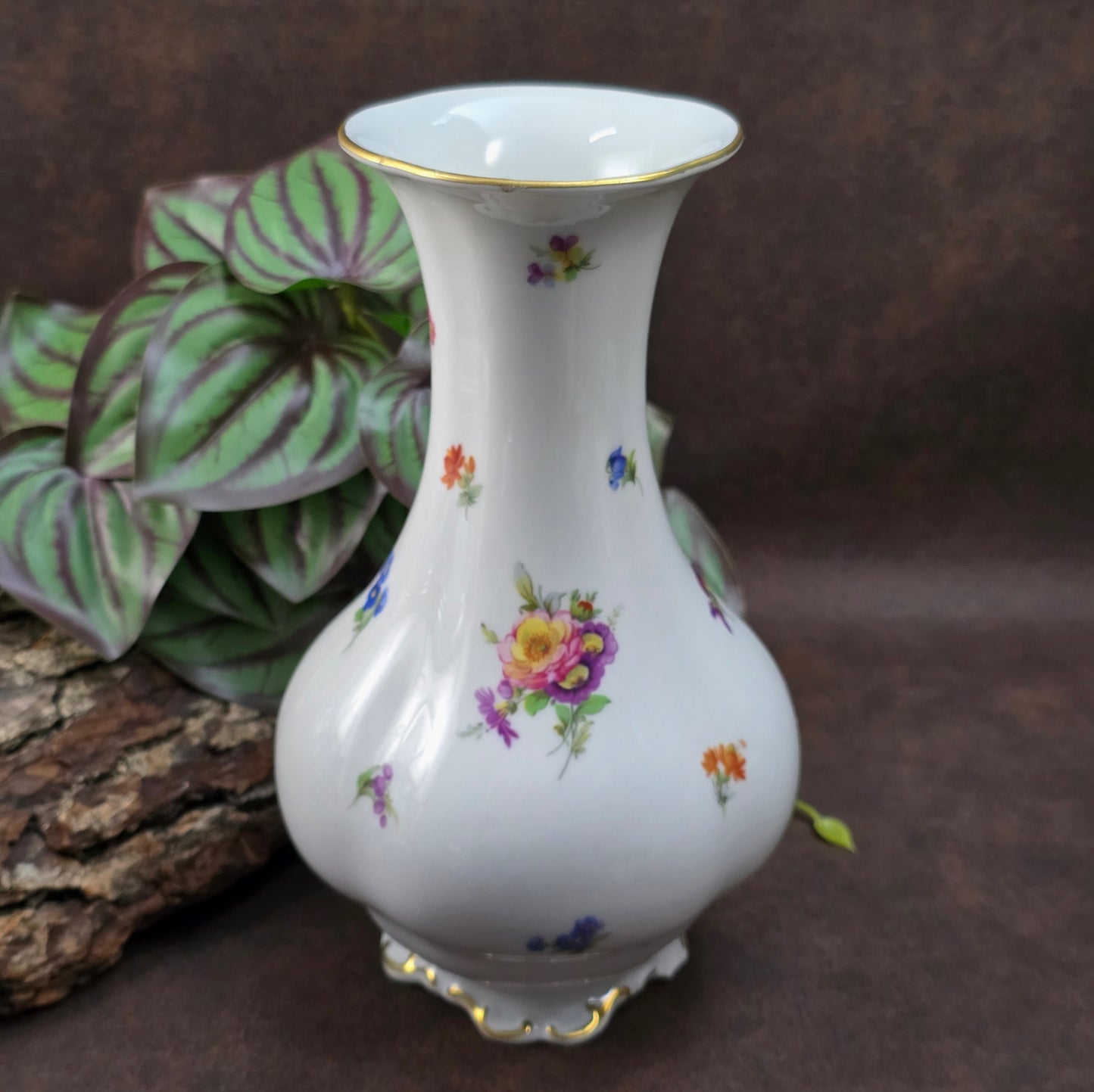 Lindner Porzellanvase mit Streublümchen aus W. Germany (ca. 1965–1975). Handarbeit, Vintagezustand – ideal für deine Blumen oder als Sammlerstück.