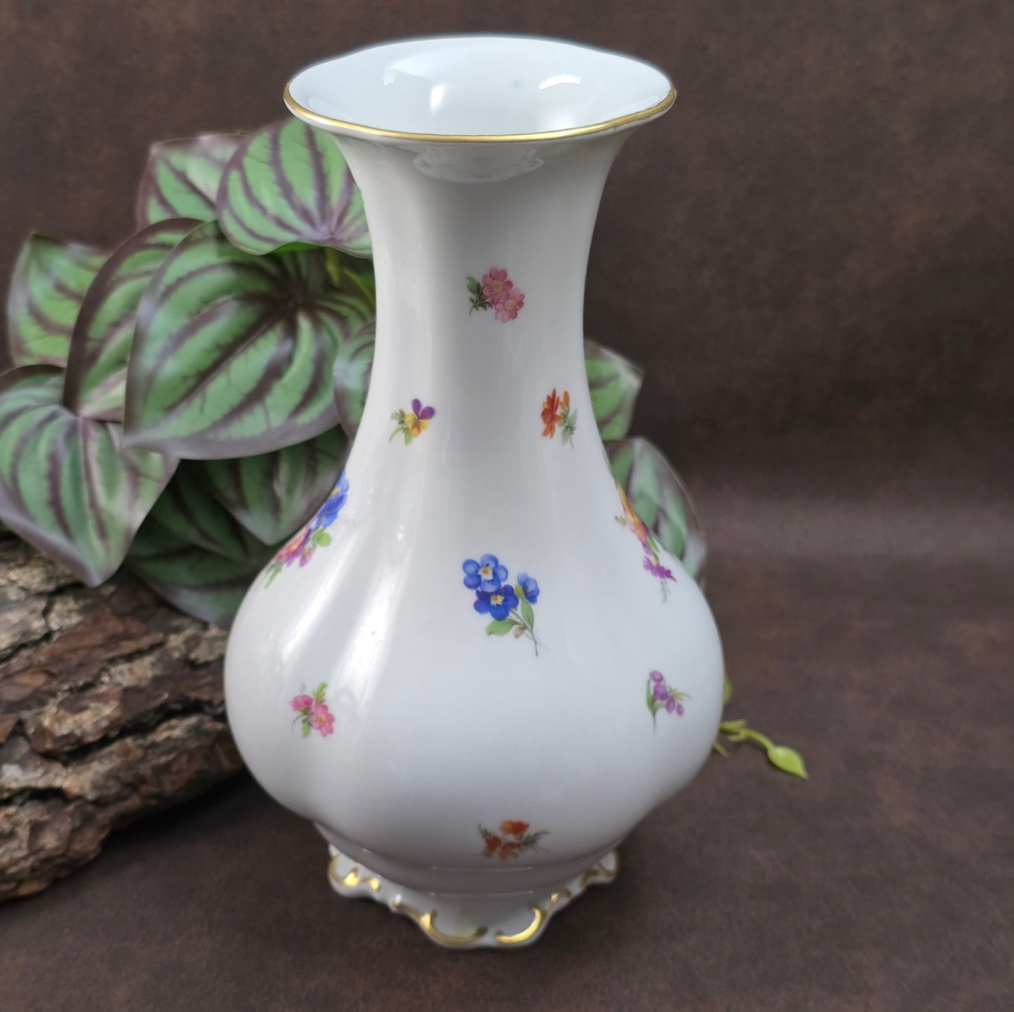Lindner Porzellanvase mit Streublümchen aus W. Germany (ca. 1965–1975). Handarbeit, Vintagezustand – ideal für deine Blumen oder als Sammlerstück.