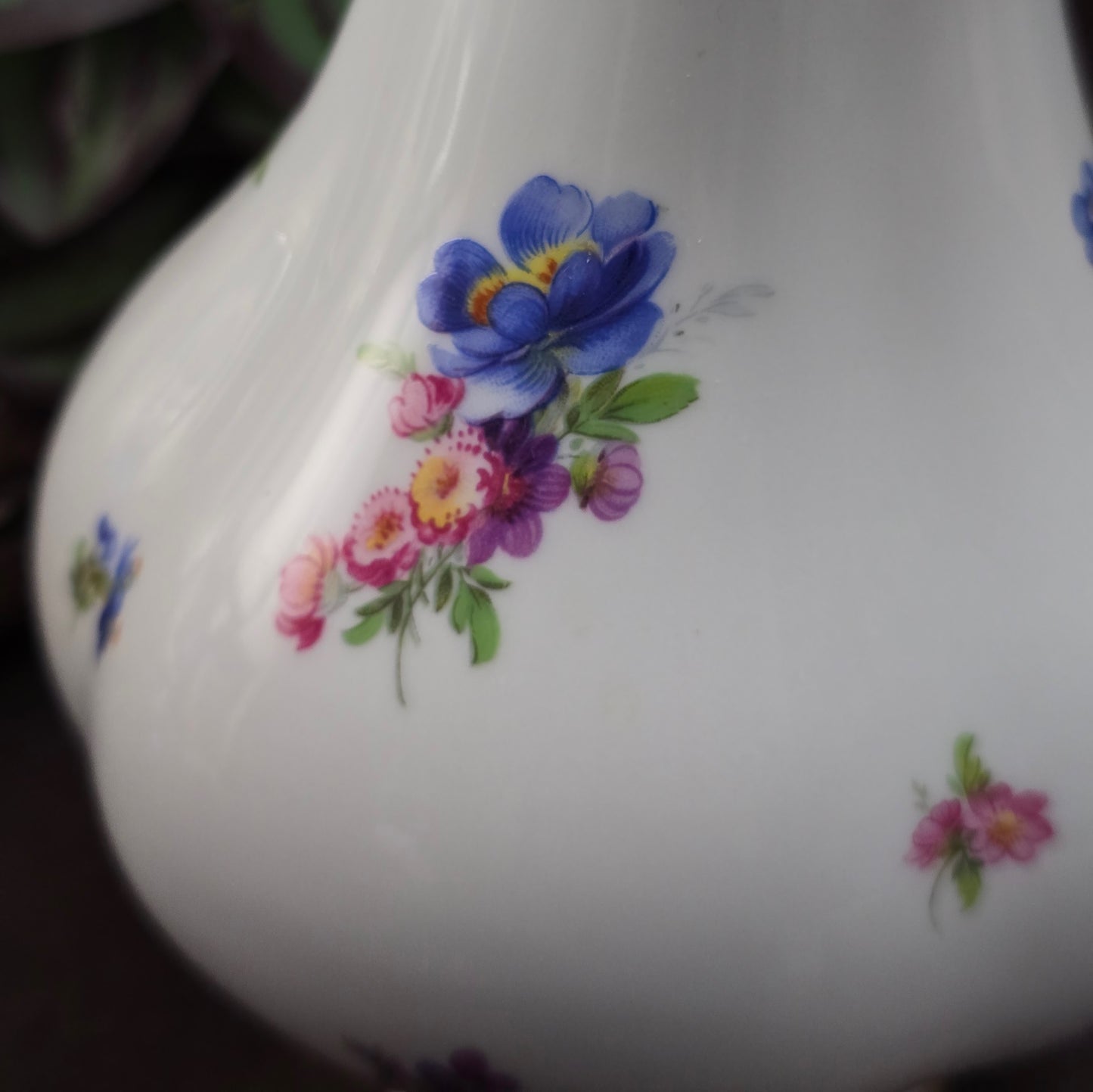 Lindner Porzellanvase mit Streublümchen aus W. Germany (ca. 1965–1975). Handarbeit, Vintagezustand – ideal für deine Blumen oder als Sammlerstück.