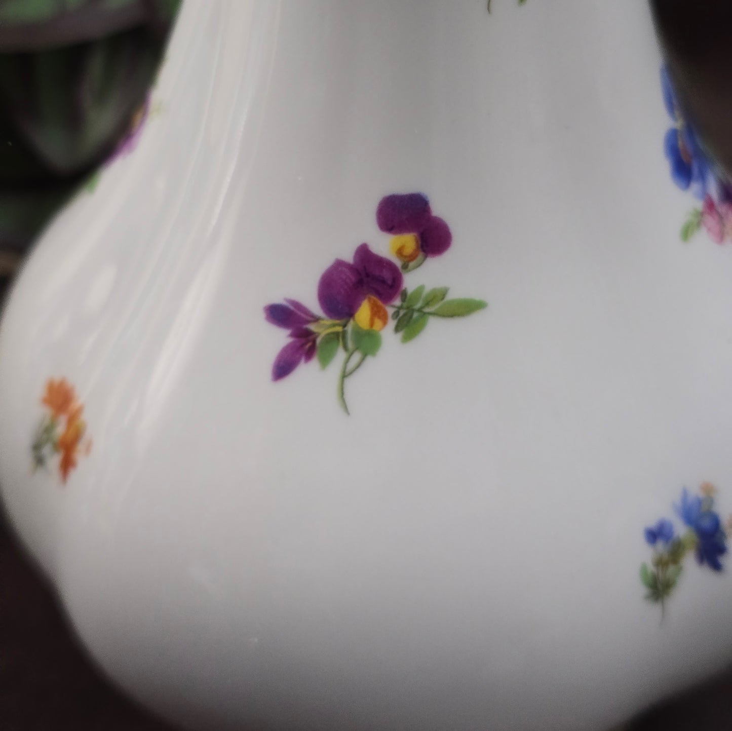 Lindner Porzellanvase mit Streublümchen aus W. Germany (ca. 1965–1975). Handarbeit, Vintagezustand – ideal für deine Blumen oder als Sammlerstück.