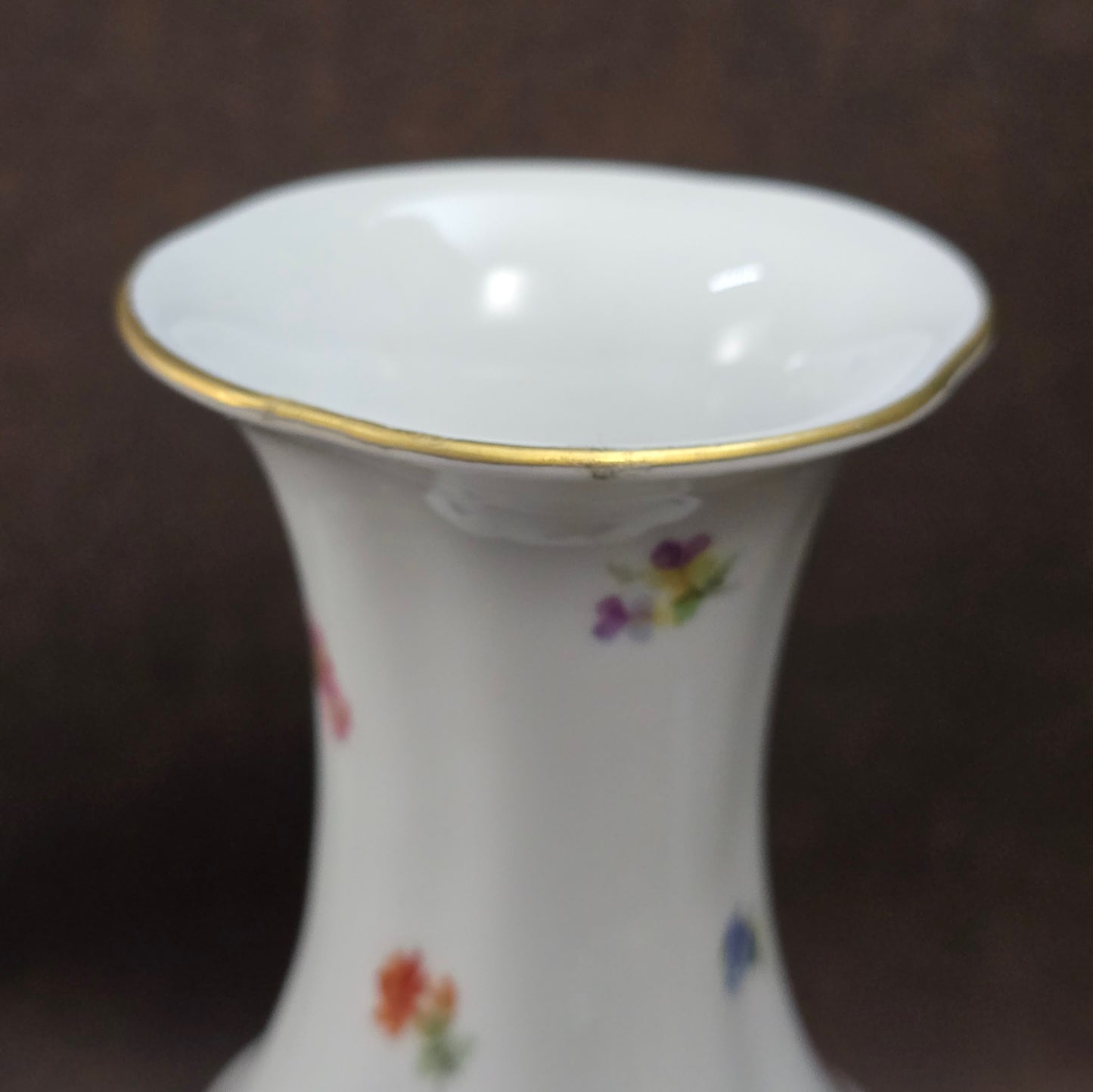 Lindner Porzellanvase mit Streublümchen aus W. Germany (ca. 1965–1975). Handarbeit, Vintagezustand – ideal für deine Blumen oder als Sammlerstück.