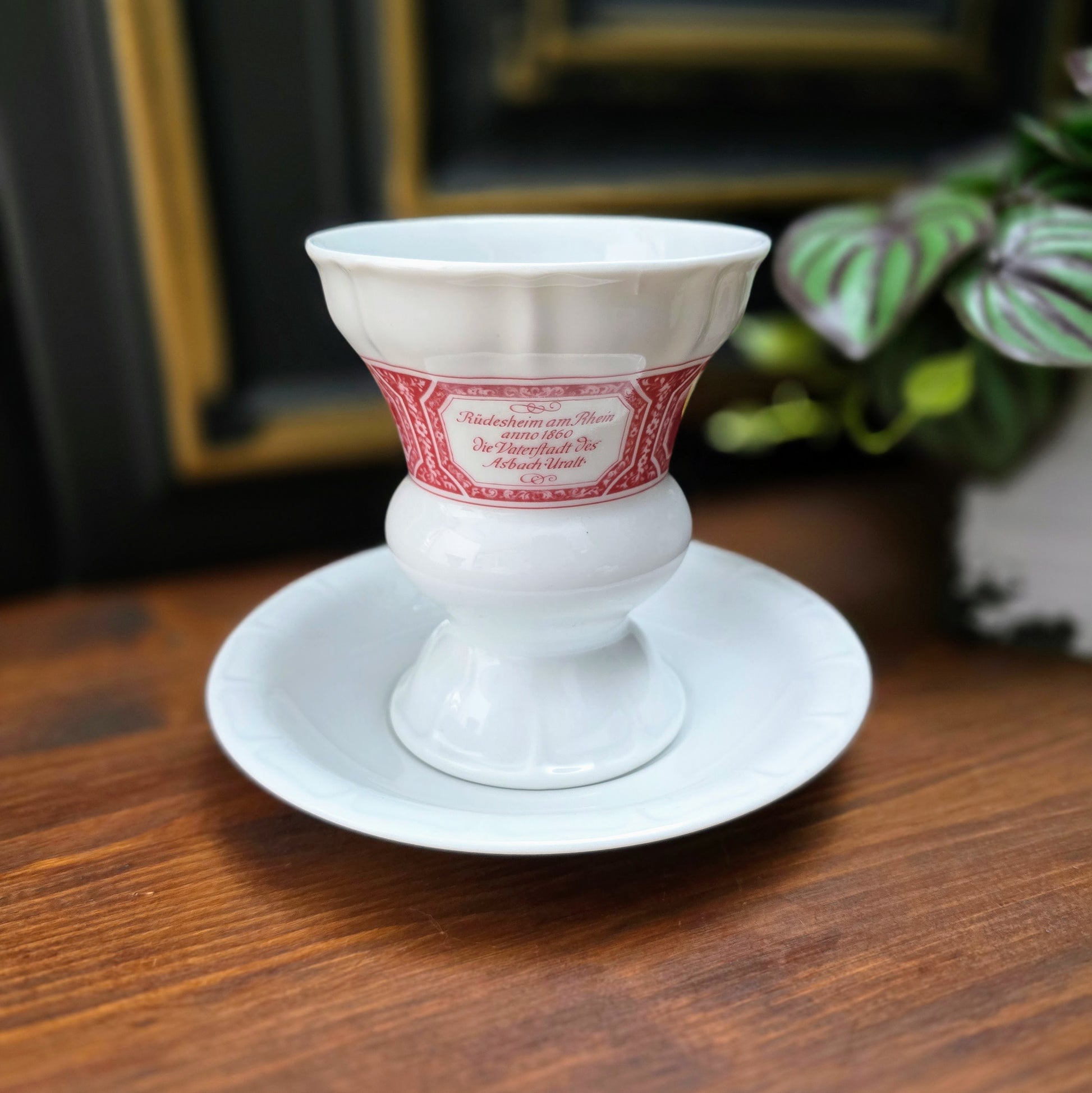 Original Heinrich Porzellan Rüdesheimer Tasse mit Untertasse aus den 1960ern. Sehr guter Zustand, klassisches Asbach-Uralt-Motiv. Perfekt für Sammler & Liebhaber.