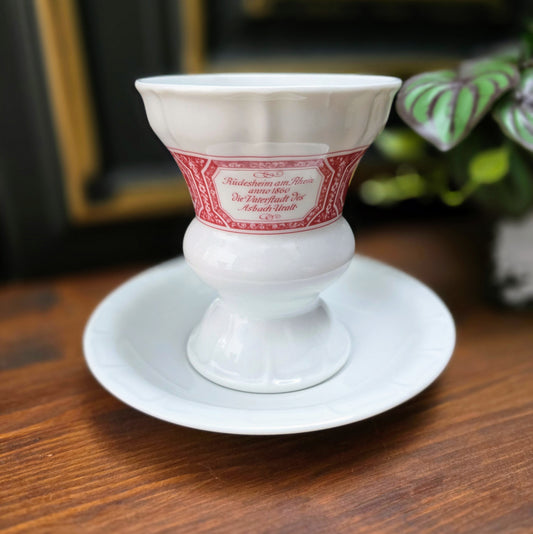 Original Heinrich Porzellan Rüdesheimer Tasse mit Untertasse aus den 1960ern. Sehr guter Zustand, klassisches Asbach-Uralt-Motiv. Perfekt für Sammler & Liebhaber.