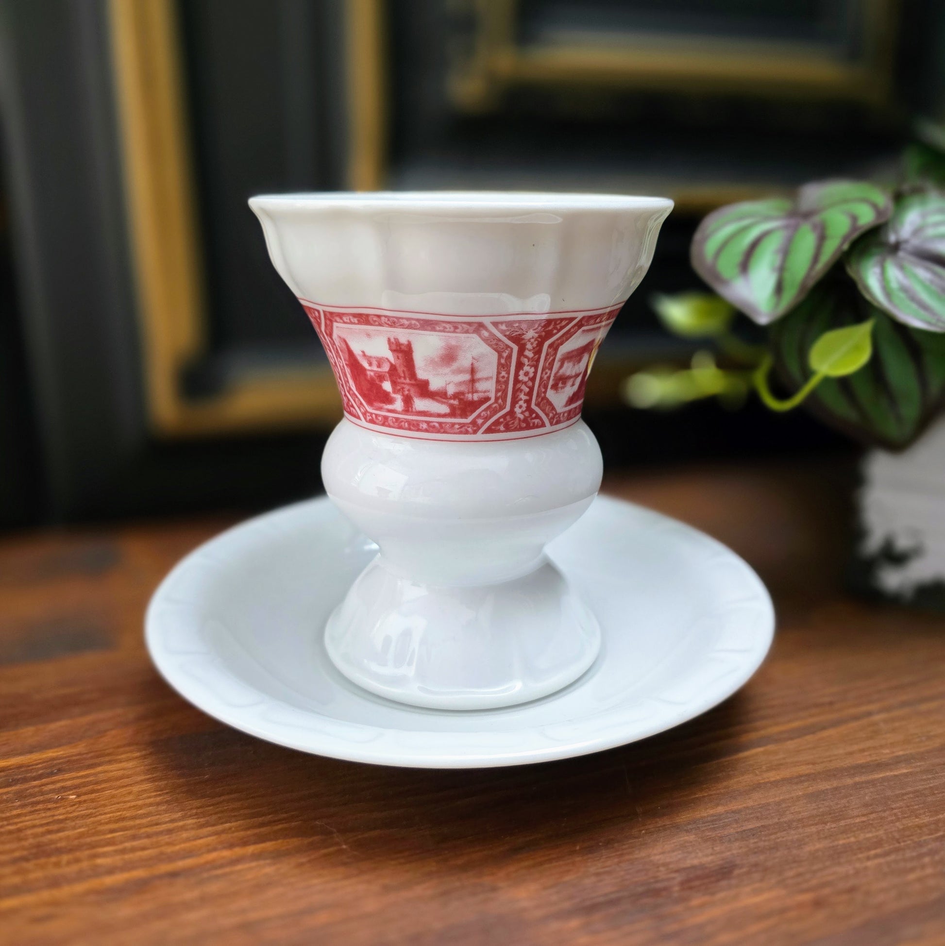 Original Heinrich Porzellan Rüdesheimer Tasse mit Untertasse aus den 1960ern. Sehr guter Zustand, klassisches Asbach-Uralt-Motiv. Perfekt für Sammler & Liebhaber.