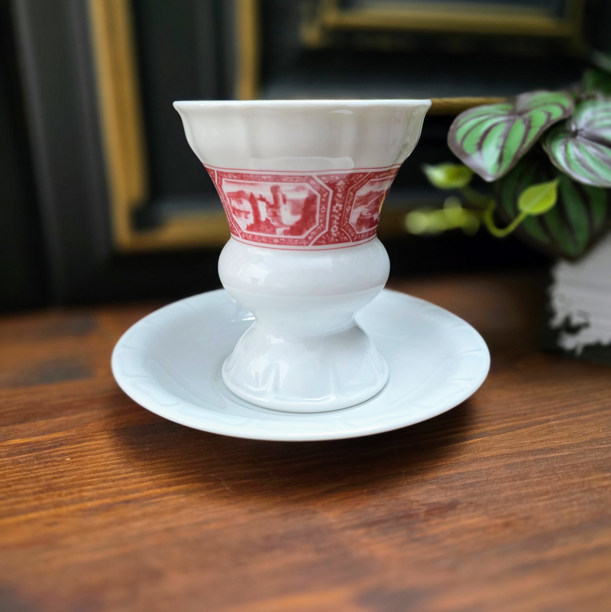 Original Heinrich Porzellan Rüdesheimer Tasse mit Untertasse aus den 1960ern. Sehr guter Zustand, klassisches Asbach-Uralt-Motiv. Perfekt für Sammler & Liebhaber.