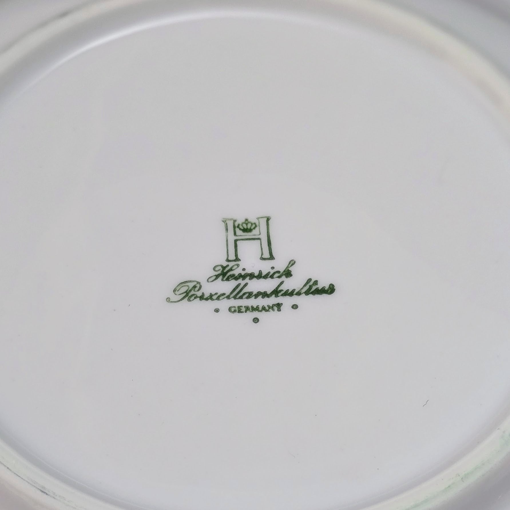 Original Heinrich Porzellan Rüdesheimer Tasse mit Untertasse aus den 1960ern. Sehr guter Zustand, klassisches Asbach-Uralt-Motiv. Perfekt für Sammler & Liebhaber.