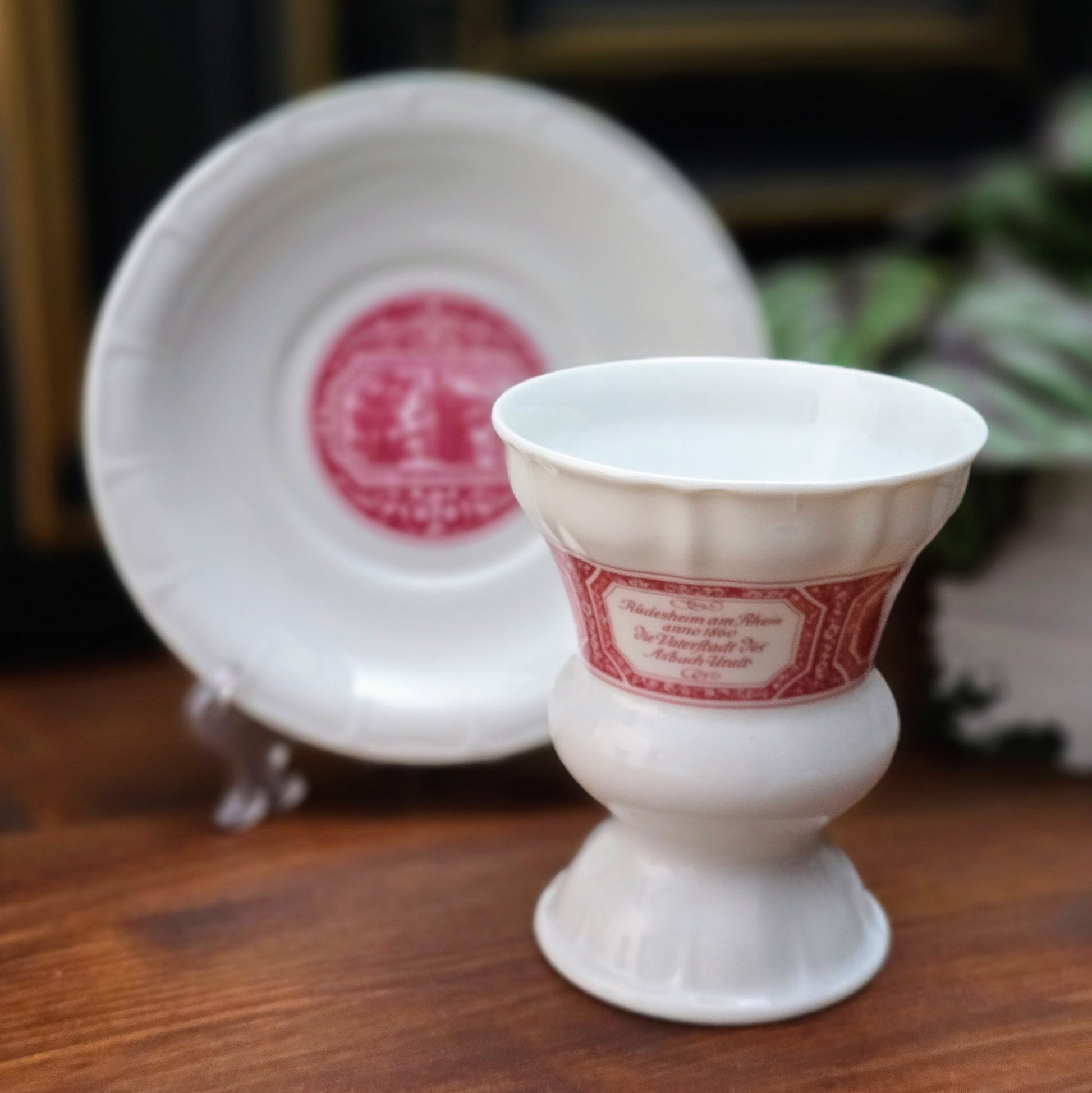 Original Heinrich Porzellan Rüdesheimer Tasse mit Untertasse aus den 1960ern. Sehr guter Zustand, klassisches Asbach-Uralt-Motiv. Perfekt für Sammler & Liebhaber.