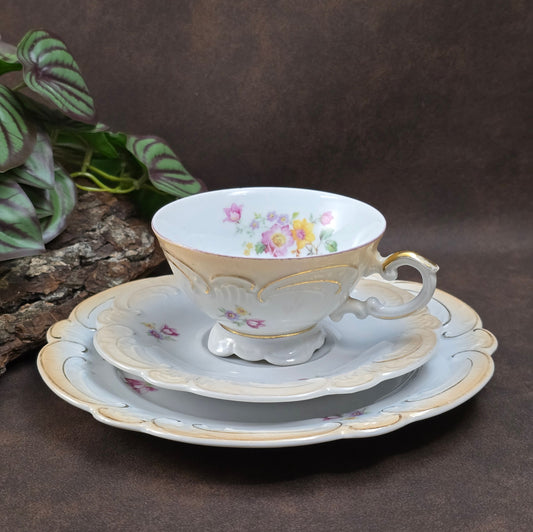 Charmantes Sammelgedeck aus DDR-Zeiten im neorokoko Stil mit Golddekor & Blütenmotiv. Ideal für Sammler:innen & Vintage-Fans. Zustand: gut, mit leichtem Abrieb.