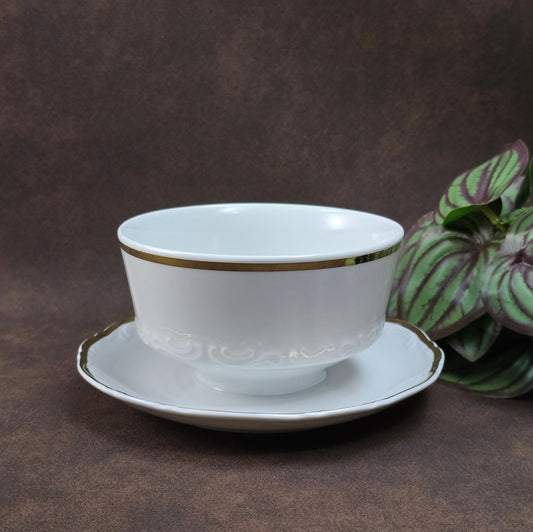 Edle Vintage-Sauciere von Mitterteich aus Porzellan mit feinem Goldrand & festem Unterteller. Perfekt für Soßen, Suppen oder als stilvolles Highlight auf der Festtagstafel.