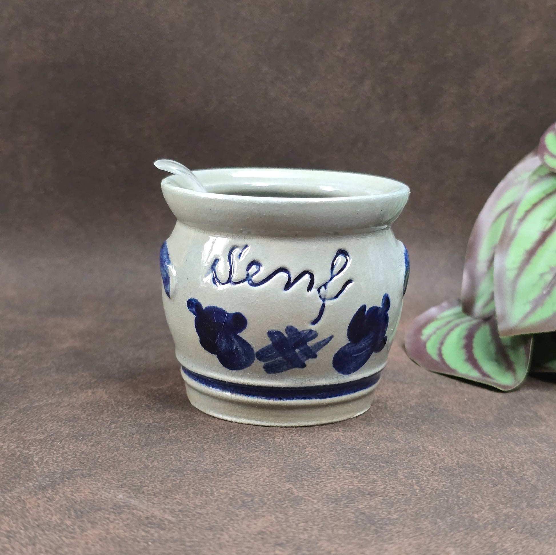 Handbemalter Senftopf aus Westerwald-Steinzeug mit Kobaltblau-Dekor. Vintage-Charme pur! Mit Löffel, perfekt für Sammler und Landhausküchen.